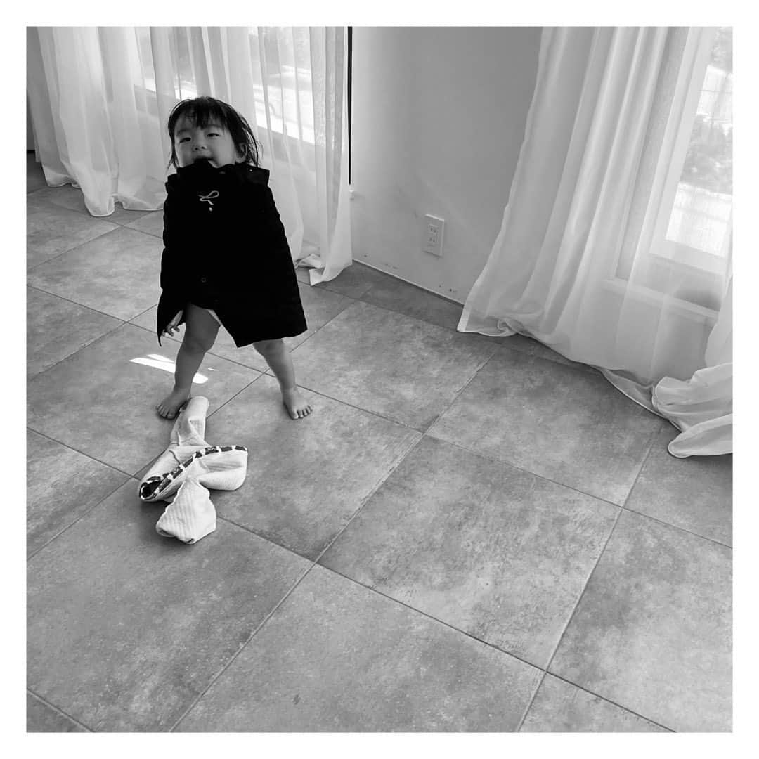 のインスタグラム：「Good morning☀︎ ・・・ #son #morning #ootd #agnesb #Saturday #weekend #family #outfit #景色 #柏木景色 #息子コーデ #着替えの途中 #こどものいる暮らし #子供のいる暮らし」