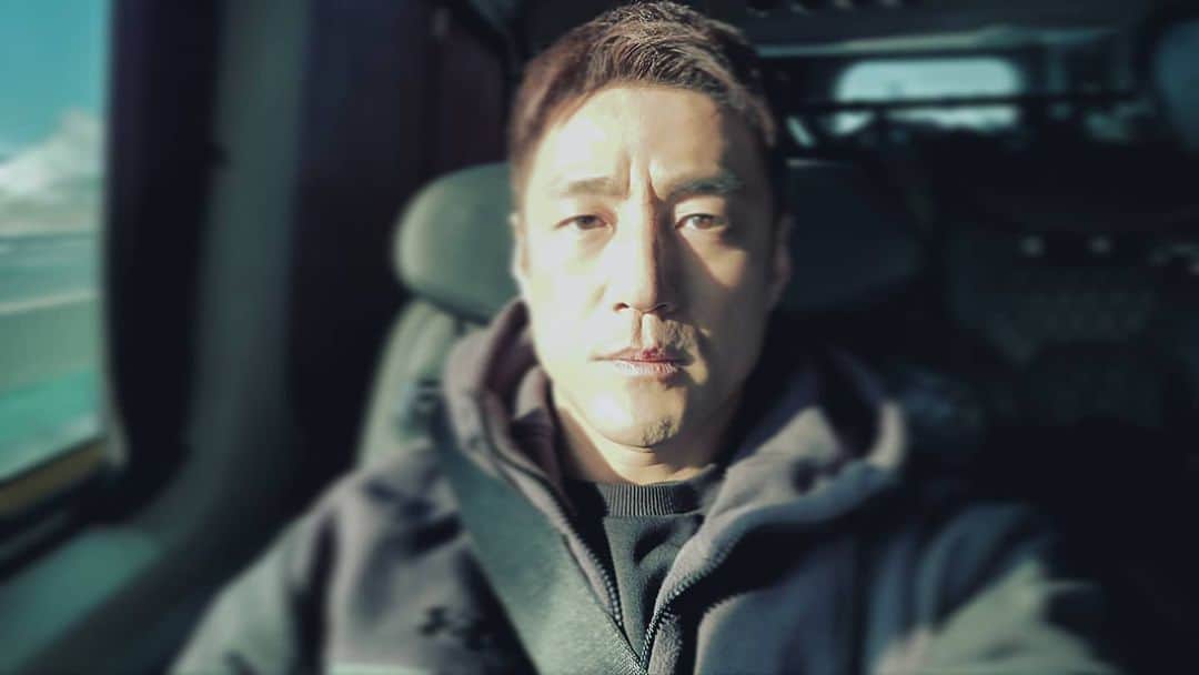 チ・ジニさんのインスタグラム写真 - (チ・ジニInstagram)「@ikkle_entertainment #언더커버🎥 #이동중🚌 #고속도로 #안춥다😛」1月9日 10時08分 - actor_jijinhee