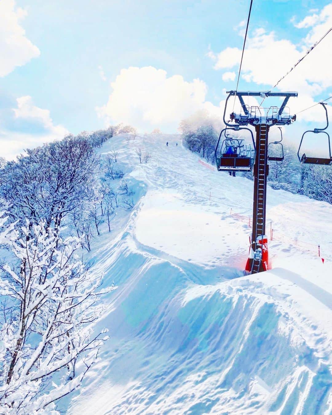 松本ゆんさんのインスタグラム写真 - (松本ゆんInstagram)「🤍🎿🤍🎿🤍🎿🤍 * 안녕하세요〜⛅️🌈✨ 설산…⛄️❄️ #スキー  #スキー女子 #ゲレンデ  #スノボ #スノボ女子 #ski #skiing #japan #travel #travelphotography #japow #winter #iphoneonly #스키 #스키장 #좋아요 #팔로우환영 #여행 #여행스타그램 #셀스타그램 #湯沢高原 #新潟 #niigata #yuzawa #スキー場 #雪山 #湯沢高原スキー場」1月9日 10時10分 - m_y0729