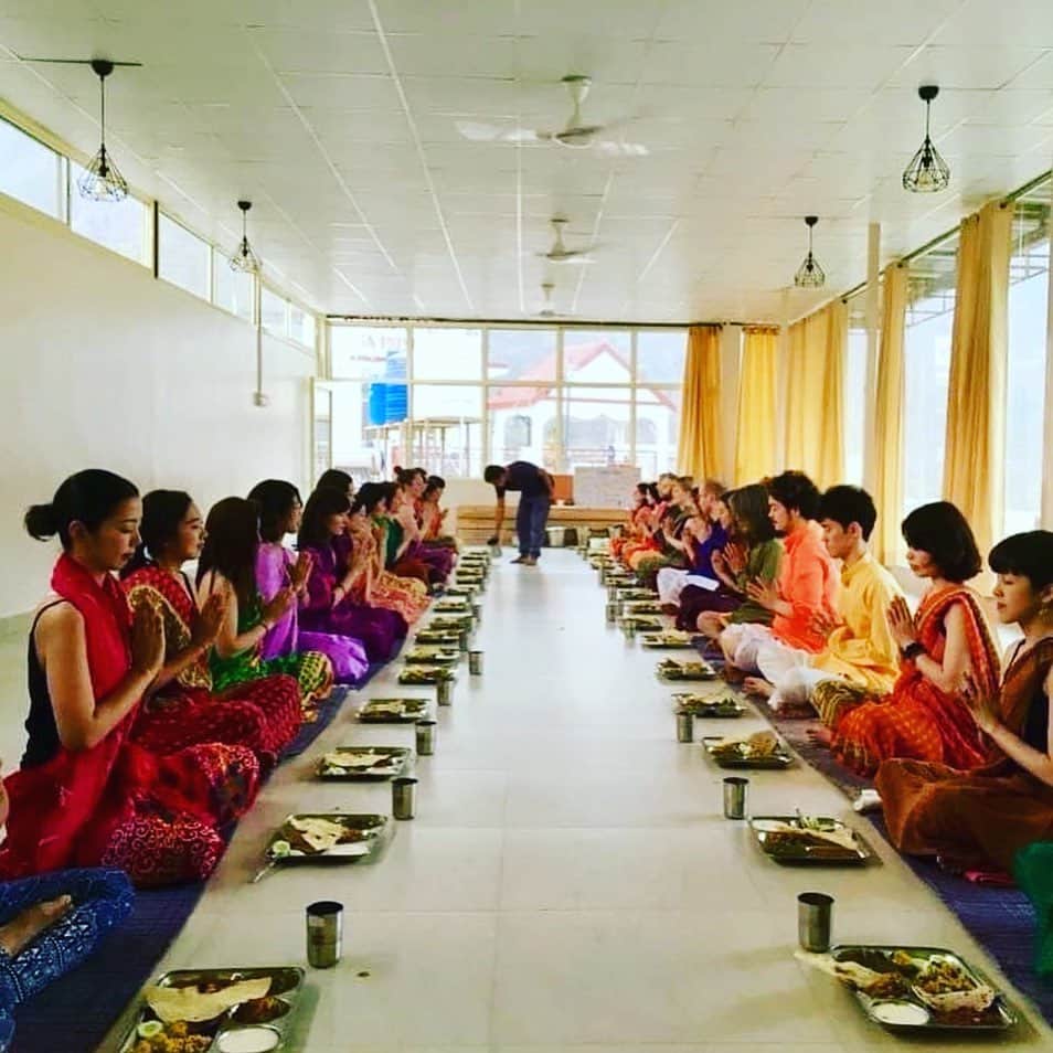 福田洋のインスタグラム：「今日は #ekadashi ですね🙏 簡単に言うと半断食dayです。 よく勘違いされますが、断食の目的は宗教的な理由や、心の鍛錬ではありませぬ。 ひとつは、臓器をやすませること。 またひとつは、意識的に食事をとること。そして、自然のサイクルに体を合わせること。 ルールは簡単で、朝昼抜いて、夜食べます。昼にフルーツなんかを食べても🆗です👍(わたしは寒いんで食います。食わせてください!)  そうすると夕方意識がバキバキになり、夜ご飯がめちゃめちゃ美味しく感じられます。調子も良くなります。ぜひお試しあれ。  #ヒロシをさがせ  #sadhguru  #ishayoga  #yogavini #yoga」