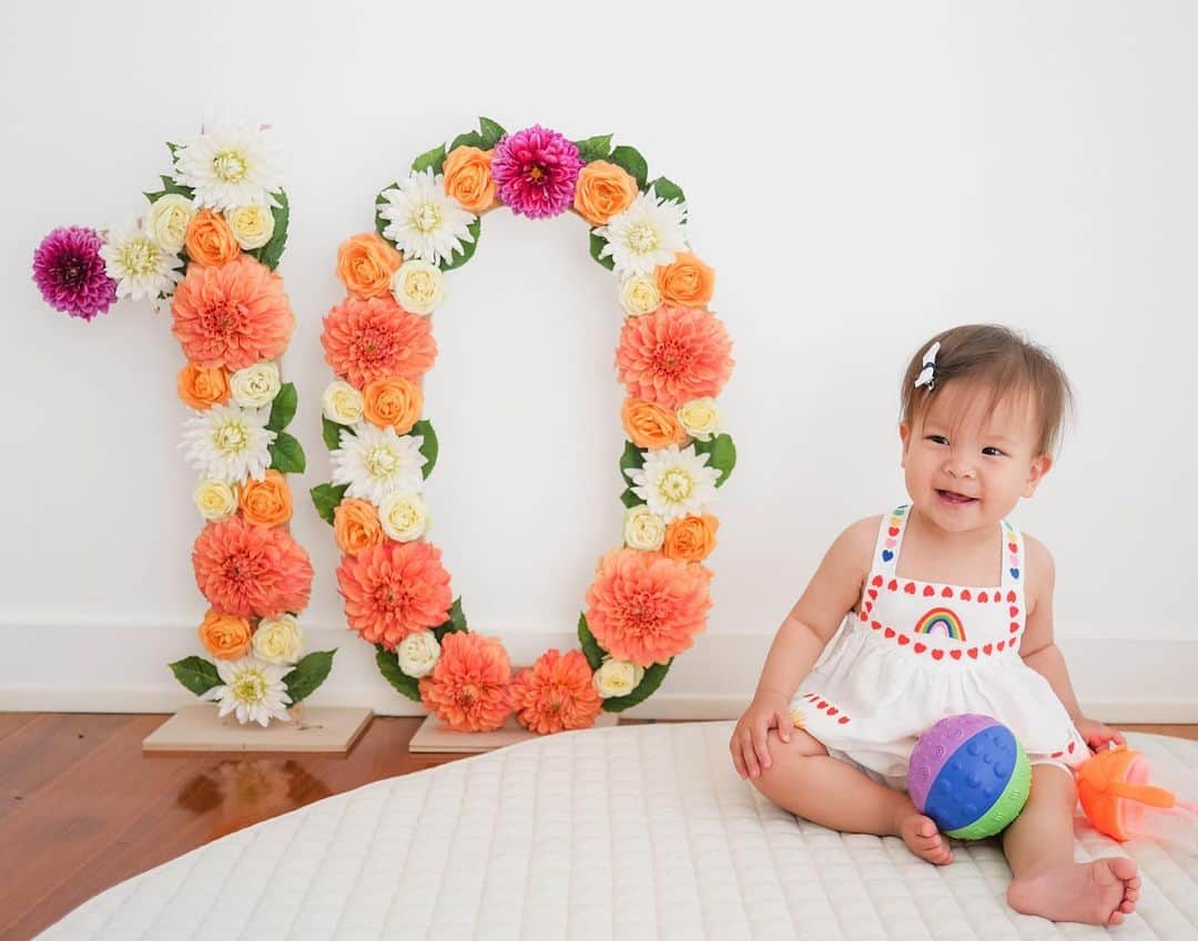 アン・カーティスのインスタグラム：「10 months of rainbows and sunshine with our little Dahlia Amélie. 🌈☀️   P.S - We do get the occasional storm as well ⛈😂  Set Design, Styling and 📸 all Mum 💖  Thank you for finding the huge and gorgeous Dahlias for me @fig_and_bloom 🌸 and thank you Mum @carmcurtissmith for letting me pick 2 from your garden 🥰」