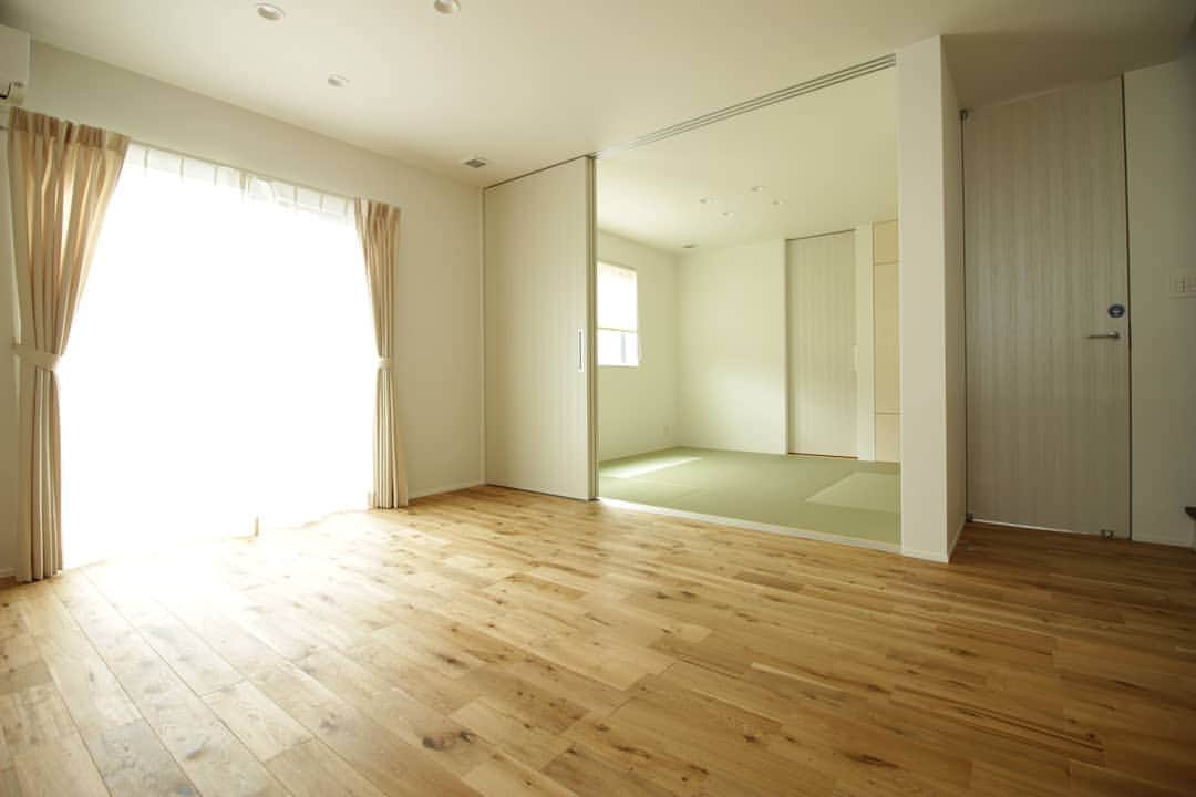 福井 注文住宅 新築 スーパーウォール みつぐはうす工房のインスタグラム：「. . 【施工例紹介】 カーテンや扉の色を白で揃えシンプルな印象のリビング。 オーク材の無垢の床が映えます。 お部屋ごとでも壁紙などを合わせることで違った印象の空間になりました。  天井までのフルハイトドアでお部屋をより広く感じることができます。  その他施工例は　@mitsuguhouse リンク先HPの作品集よりご覧ください . .」