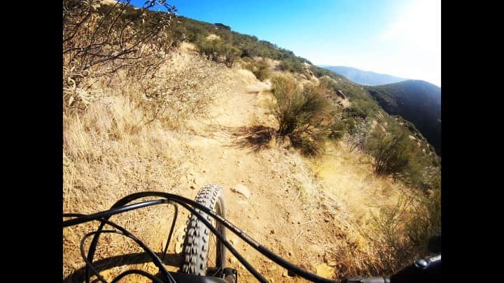 イグナシオ・セルキオのインスタグラム：「Only way to avoid traffic in Los Angeles 🚴  . . . . . . . . . . . . . . . . . . . . . . . That ending though!  #mountainbike #mtb #mountainbiking #adventure  #losangeles  #producersloveme  (Especially @zestyville )」