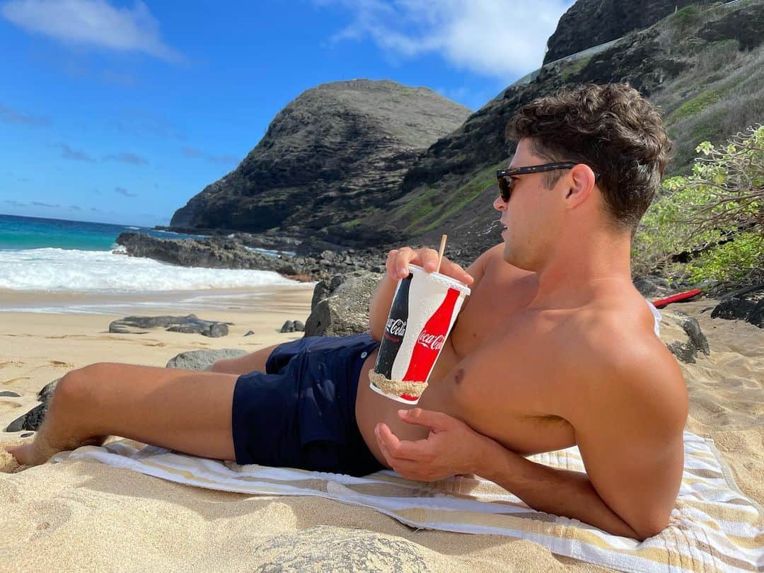 マイルズ・マクミランのインスタグラム：「My obsession with @lisabarlow14 has reached a high point. Light ice. Twist of lemon.」
