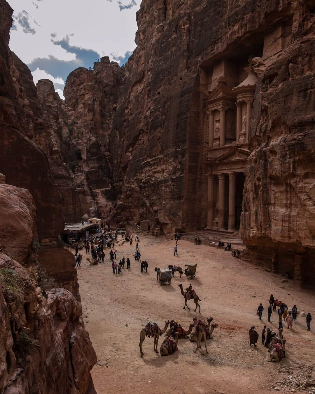 ナショナルジオグラフィックさんのインスタグラム写真 - (ナショナルジオグラフィックInstagram)「Photo by Muhammed Muheisen @mmuheisen / A scene from Petra, with Al Khazneh on the right (Arabic for the treasury), one of many facades carved into the mountains of this ancient city in Jordan. For more photos and videos from different parts of the world, follow me @mmuheisen and @mmuheisenpublic #muhammedmuheisen #Jordan #الاردن #Petra」1月9日 10時31分 - natgeo