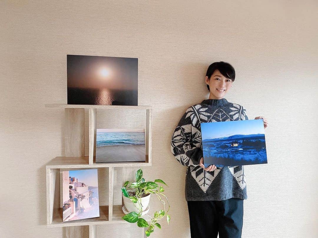 大島央照のインスタグラム：「お正月にFUJIFILMさんで作っていただいたWALLDECORをお部屋に飾りました✨ やはり、お部屋に好きな国の景色の写真があると、タイムスリップした気持ちになれて心地いいです✨  私の写真は、WALLDECO CREATERSもしくは、FLAGにてご紹介、ご購入もできます☺️今後も追加していきます。よかったら是非ご覧ください。  お家にいる時間が増えるので、ほんとに居心地いい空間を作っていきたいですね。  ご自愛されながら、楽しい週末を。  #walldecor #fujifilm #walldecor #ウォールデコ #photo  #photographey #photocreater #写真 #写真好きな人  #photographer  #CREATORS #artist #写真飾りたい #写真好きな人と繋がりたい #富士フイルム #ギリシャ #サントリーニ #santrini #海 #sea #アイスランド #大島央照写真展 #print #額装 #iceland   @fujifilmjp_walldecor」