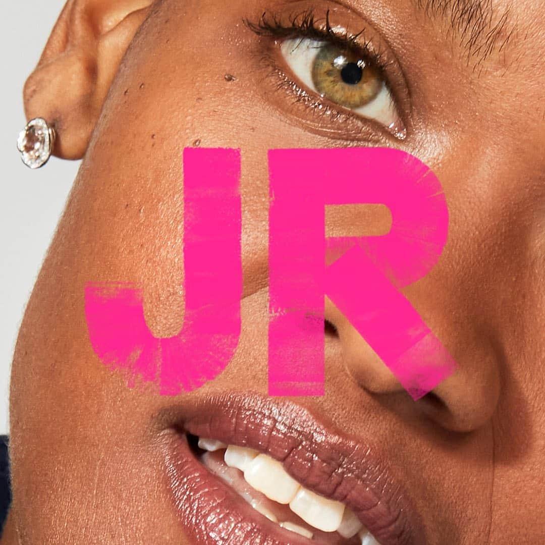 ボビー・ブラウンのインスタグラム：「That’s Tawny Miracle Balm on her lips and eyelids. And cheeks. #myfav  @mecca_allah @benritterphoto @jonesroadbeauty」