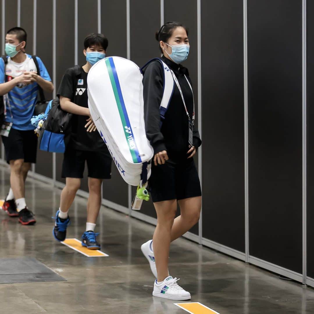 ラチャノック・インタノンのインスタグラム：「🐒💙💚 Cr. @sutthipong_tum  #CourtsAreCalling #yonexthailandopen2021 #toyotathailandopen2021 #worldtourfinals2021」