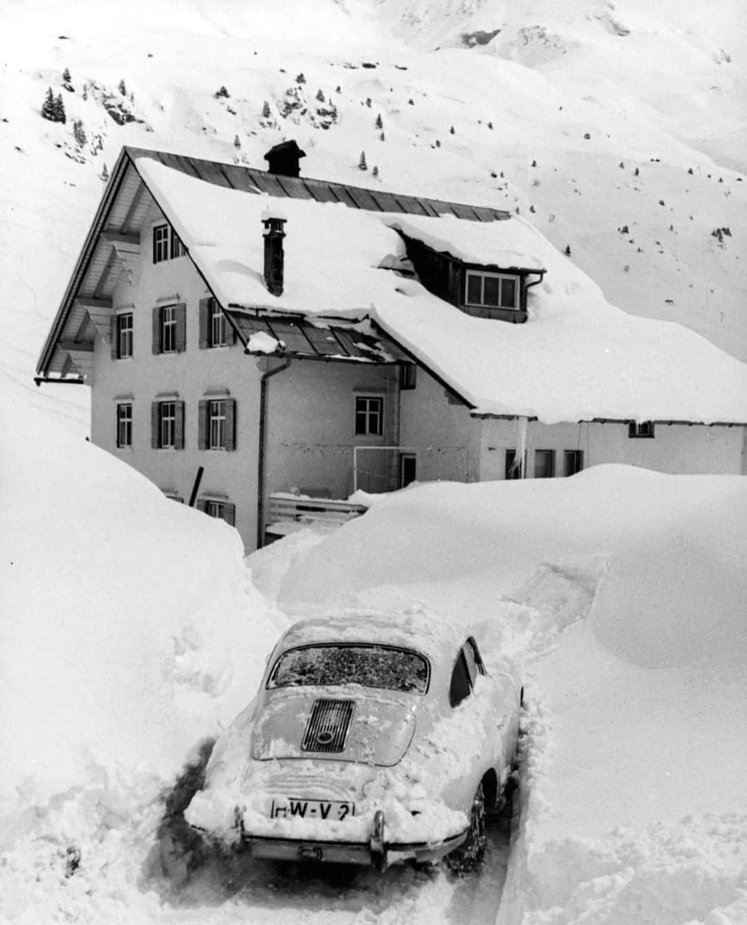トッドスナイダーのインスタグラム：「Weekend plans 🤍 #toddsnyder #moodboardinspo #vintagecar #snowday」