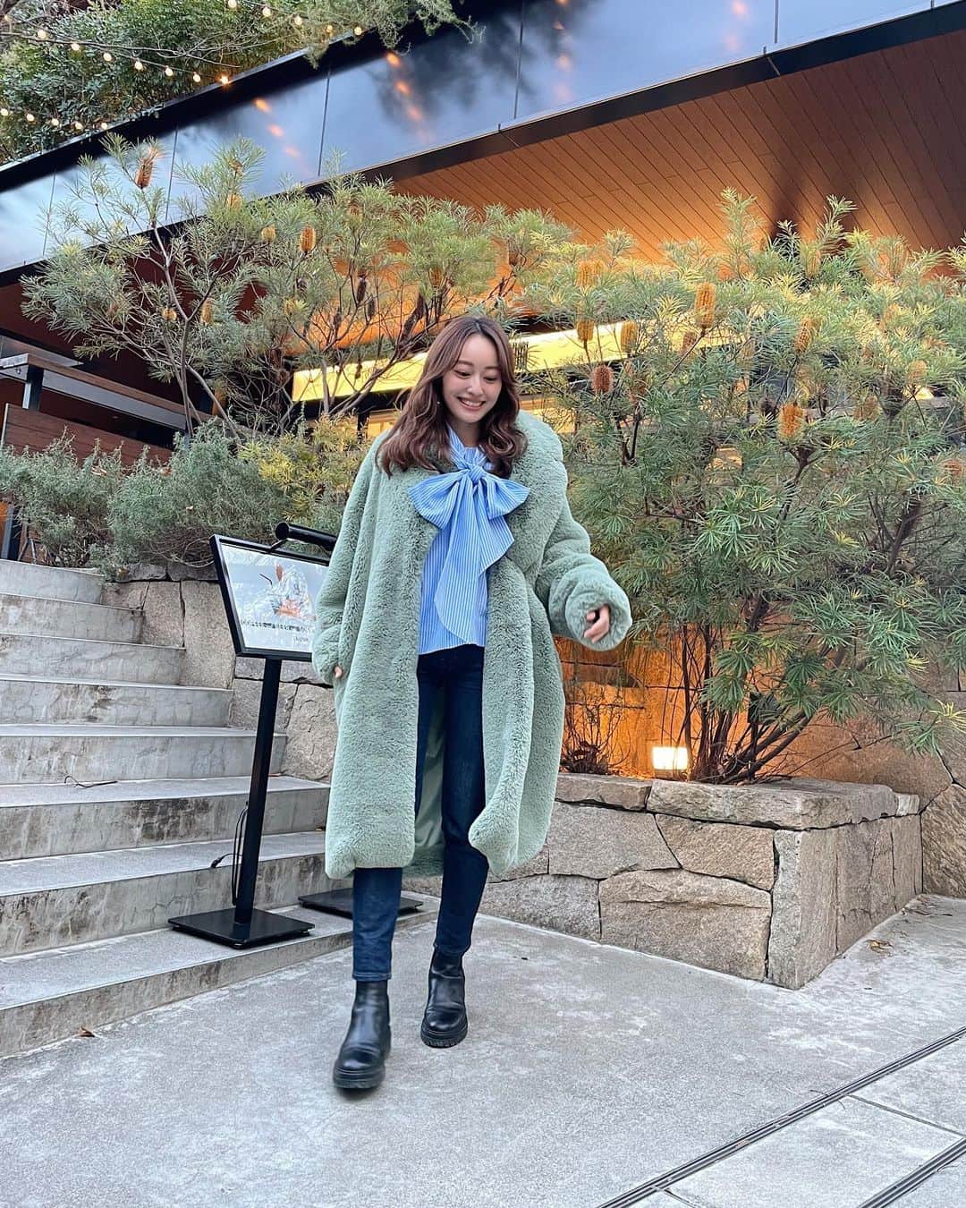 小祝麻里亜のインスタグラム：「やはり温かい❄️☺️エコファーの密度が高くって、風を通さない✨  ニットじゃなくて下はブラウスでも大丈夫でした👗❤️👗」