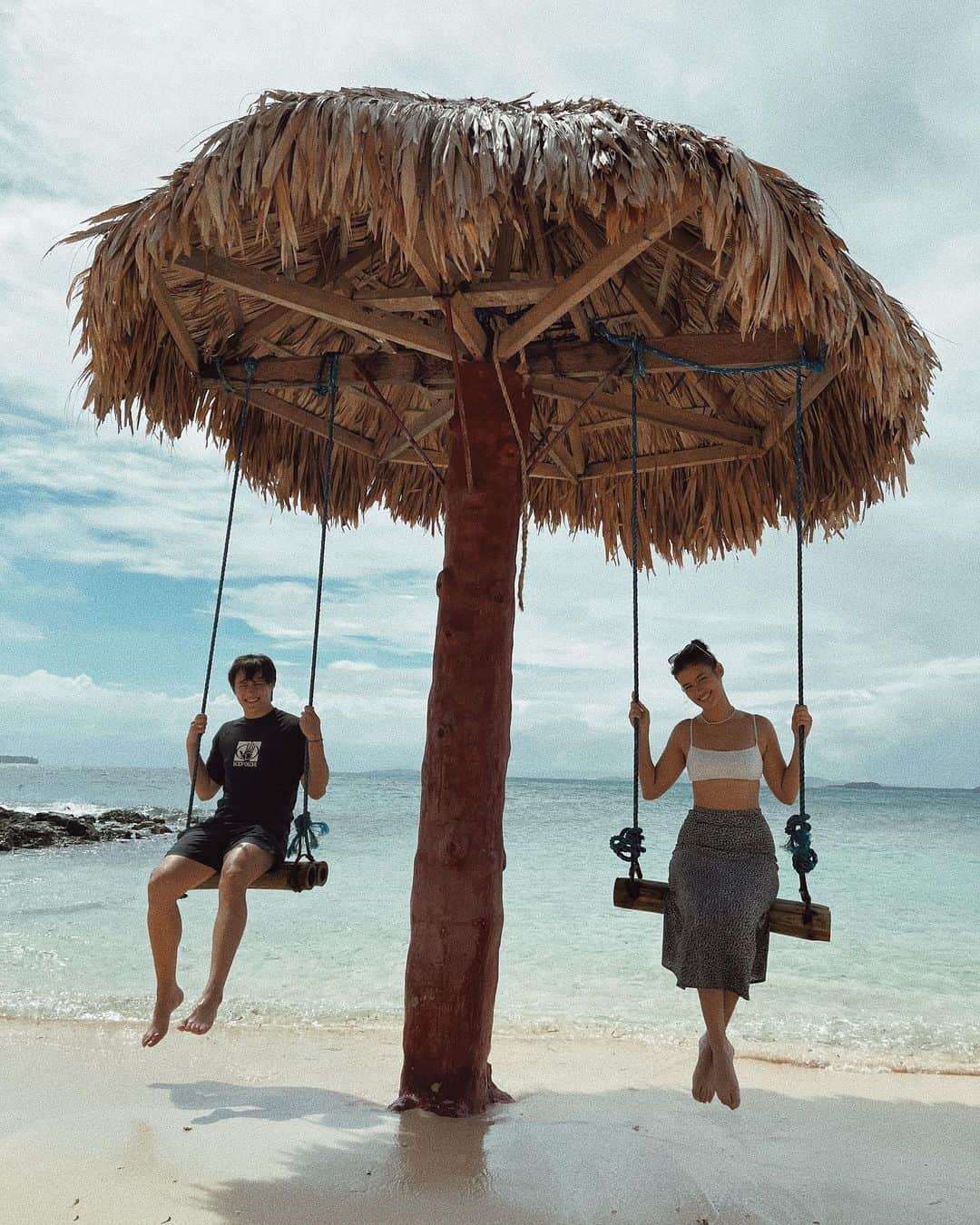 リザ・ソベラーノさんのインスタグラム写真 - (リザ・ソベラーノInstagram)「To escape and sit quietly on the beach – that’s my idea of paradise. – Emilia Wickstead」1月9日 10時46分 - lizasoberano