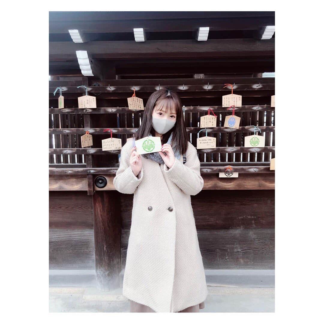 小河結香のインスタグラム：「インスタ上やっと年明けました🎍 元旦は地元の神社で初詣⛩ お正月に外出したのなんてこれくらいしかなくて 今年はこれが正解だよね✋ おみくじは天使が引いたけどらしくて笑った🤣 絵巻書きたい言うから書かせたら暗号😅 彼の願いは果たして神に届くのでしょうか✋ 屋台普通に出てたからちょっと食べて帰宅🏠 みんなはどんなお正月でしたか❓ #お正月 #初詣 #おみくじ #絵巻 #天使と初詣 #あけおめ #ことよろ」