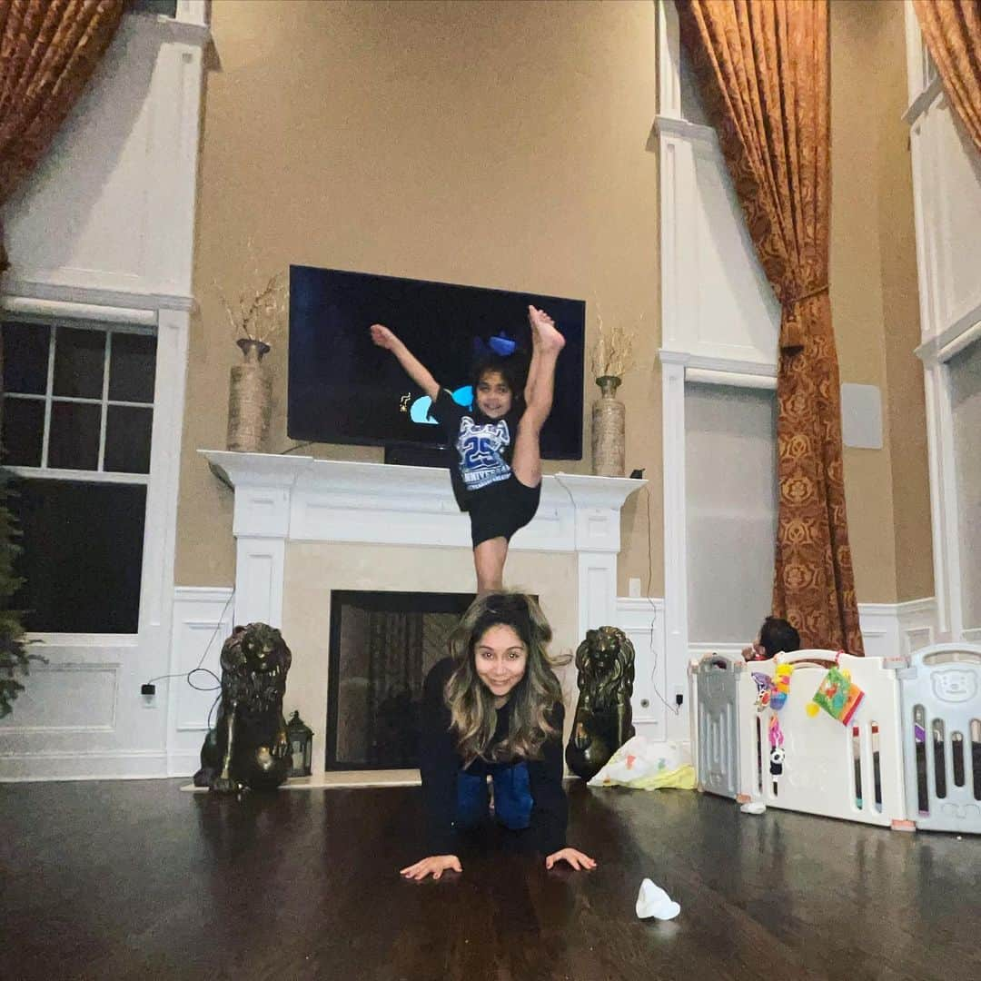 ニコール・ ポリッツィさんのインスタグラム写真 - (ニコール・ ポリッツィInstagram)「Typical Friday night for us🤷🏽‍♀️ #cheermom #CheerLife」1月9日 10時57分 - snooki