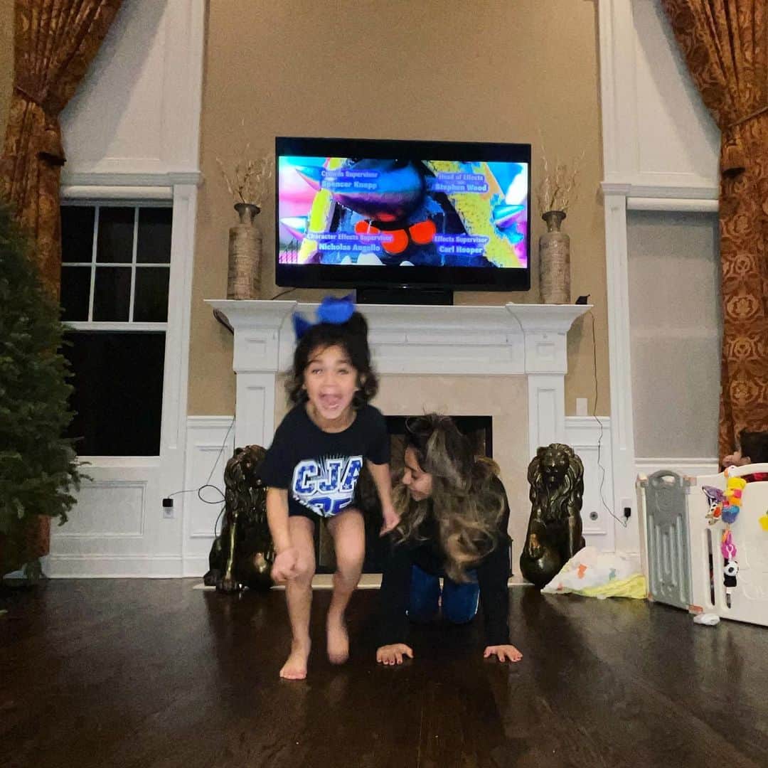 ニコール・ ポリッツィのインスタグラム：「Typical Friday night for us🤷🏽‍♀️ #cheermom #CheerLife」