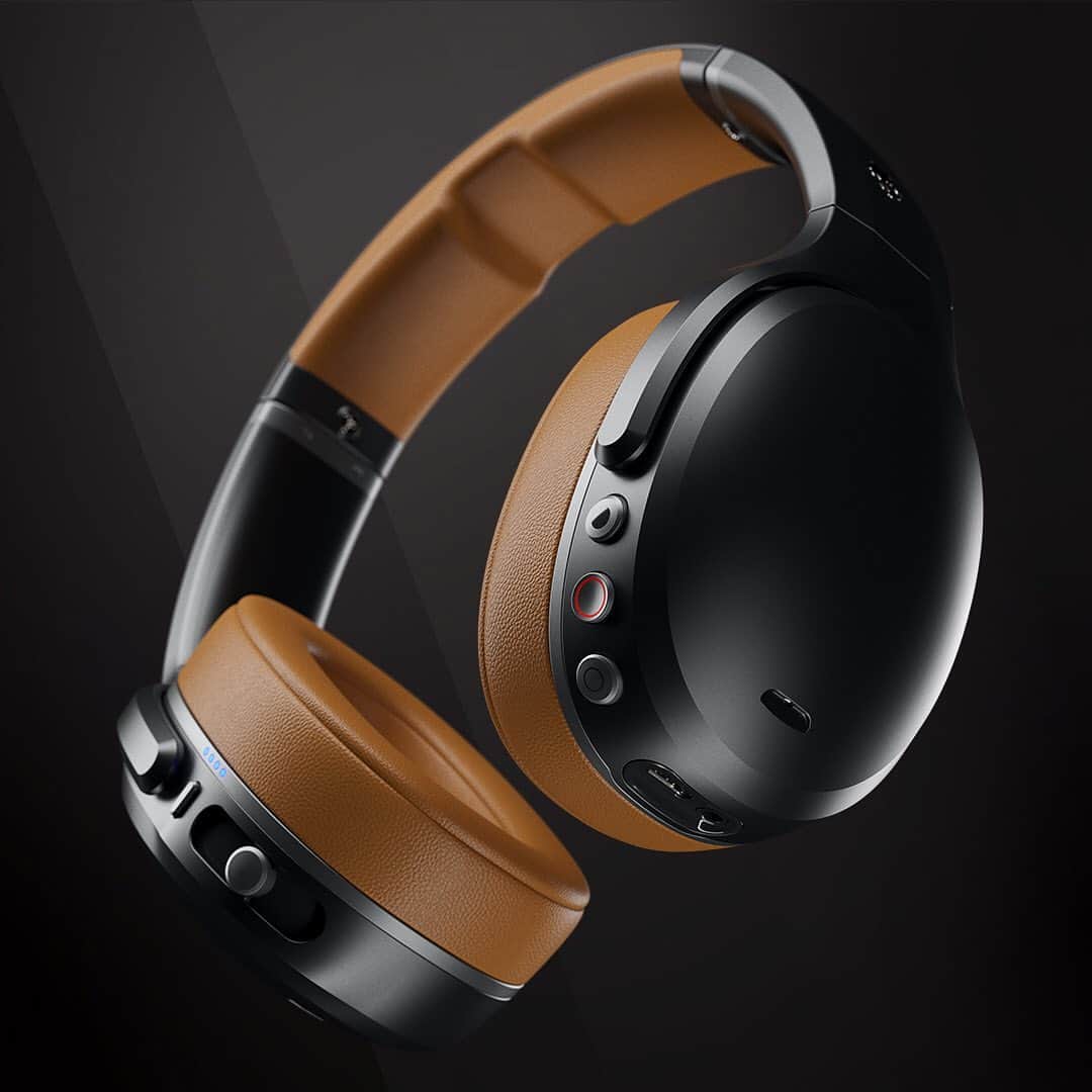 Skullcandy Japanのインスタグラム：「Crusher ANC Black Tan💀サブウーファーとノイズキャンセリング機能を搭載したSkullcandyの最上級ヘッドホン💀  Crusher ANC の“3つの最新テクノロジーがもたらす新次元の音楽体感”﻿について紹介✨ ﻿ 1. Crusherシリーズ最強の重低音を響かすセンサリーベース。振動するサブウーファーの精度が大幅に向上✨無段階スライダーで振動の調整可能﻿✨ ﻿ 2. デジタルハイブリッド式 となったアクティブノイズキャンセリング。電車内や自宅でも周囲の雑音を減らし静寂へ ﻿ 3. 専用アプリで聴力テスト！最適な聴こえ方に補正するパーソナルサウンド機能搭載﻿  さらには、日本最大級を誇るオーディオビジュアルアワード　#VGP2020 にて3~5万円Bluetoothヘッドホンカテゴリーにて金賞🥇専門家も認める、素晴らしいの一言💀﻿✨ #金賞   公式サイトSkullcandy.jpにてCrusher ANCが福袋にて販売中✨完全ワイヤレスイヤホンとオリジナルジャケットが必ず入ってくる豪華7点セット✨  タップ先にて💀  #FeelSkullcandy #CrusherANC #スカルキャンディー」