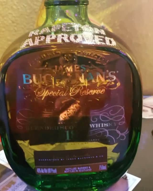 ヤンデルのインスタグラム：「#Repost @elguruofficial ・・・ @rapetonapproved ✅🙏🏽 🏆🏆🏆🏆🏆🏆🏆🏆🏆 Gracias a la gente @buchananswhisky por el detalle.」