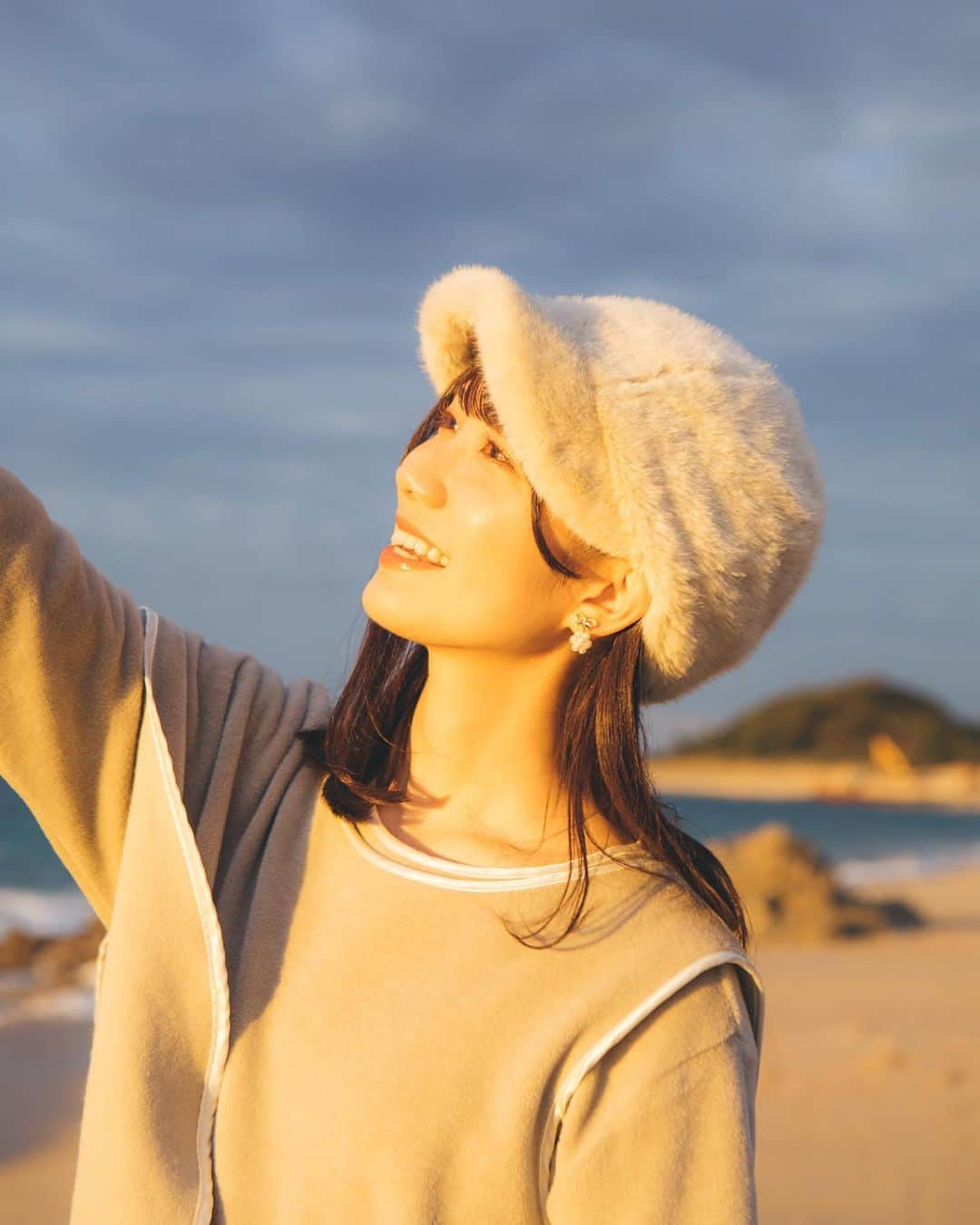 26時のマスカレイドさんのインスタグラム写真 - (26時のマスカレイドInstagram)「🌈㊗ 江嶋綾恵梨 アイドル活動10周年🎉❗🐟  10周年を記念したアニバーサリーブックが本日発売🎊  2021年1月9日発売 Aeri Ejima 10th Anniversary Book『memorial.』  📌楽天ブックス版はコチラ https://books.rakuten.co.jp/rb/16550662/  📌Pop'n'Roll版 https://store.popnroll.tv/items/36886030  アイドルとしての10年間の歩みを振り返る35,000字を越えるロングインタビューをはじめ、地元福岡や上京後の想い出の地などでの撮り下ろし写真、本人が撮影した26時のマスカレイドメンバー＆ペットのフォトコーナー、関係者コメントなど読み応えたっぷりの内容となっています❗  ぜひGETしてください✨」1月9日 10時53分 - nijimasu_staff