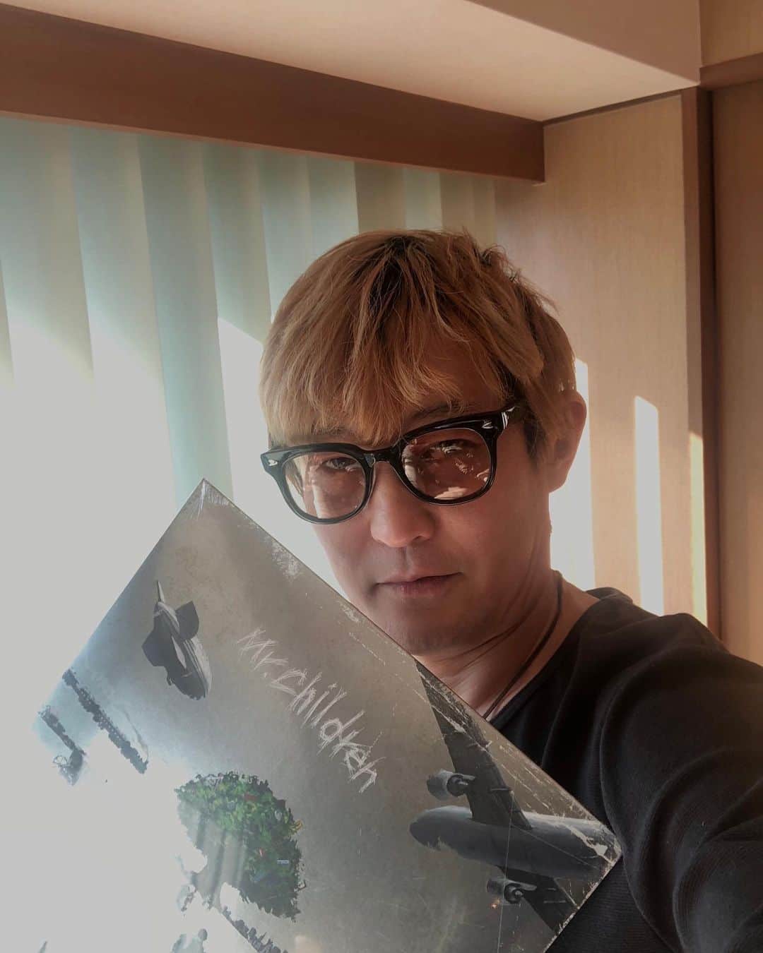 スガシカオのインスタグラム：「. 桜井くん（公式ライバル）から Mr.Childrenニューアルバムの アナログ盤頂いちゃいました！  でも待てよ・・・おれ、レコードプレイヤー持ってないぞ  とりあえずスタジオのディスプレイにしよう！  #アナログ盤 #ミスチル」