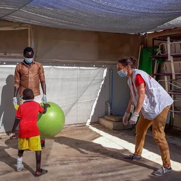 国境なき医師団さんのインスタグラム写真 - (国境なき医師団Instagram)「国境なき医師団（MSF）の医療チームには、理学療法士がいることをご存じですか？　外科の活動をしているところで、患者さんのリハビリテーションを担っています。 . 写真は南スーダン。男の子はいま、MSFの理学療法士と一緒に、一生懸命リハビリに努めています。毒ヘビにかまれ、大きな傷を負ったからです。南スーダンでは毒ヘビの被害に遭い、障害が残ったり命を落としたりする人が後を絶たないのです。 . 最初はよく泣いてリハビリを拒んでいた男の子。楽しく行えるようプログラムを工夫したところ、いまでは笑顔で取り組んでくれるようになりました。どうすれば患者さんに寄り添えるか。スタッフはいつも考えています。 -------------------------------------  南スーダンでの活動は公式サイトから。プロフィールのURLリンクからどうぞ→@msf_japan .  --------------------------------------  © Damaris Giuliana/MSF #国境なき医師団 #MSF #南スーダン #リハビリテーション #リハビリ #理学療法 #理学療法士 #医療 #バランスボール #バルーン #医療 #photooftheday #写真好きな人とつながりたい」1月9日 11時00分 - msf_japan