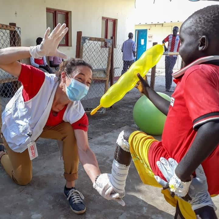 国境なき医師団さんのインスタグラム写真 - (国境なき医師団Instagram)「国境なき医師団（MSF）の医療チームには、理学療法士がいることをご存じですか？　外科の活動をしているところで、患者さんのリハビリテーションを担っています。 . 写真は南スーダン。男の子はいま、MSFの理学療法士と一緒に、一生懸命リハビリに努めています。毒ヘビにかまれ、大きな傷を負ったからです。南スーダンでは毒ヘビの被害に遭い、障害が残ったり命を落としたりする人が後を絶たないのです。 . 最初はよく泣いてリハビリを拒んでいた男の子。楽しく行えるようプログラムを工夫したところ、いまでは笑顔で取り組んでくれるようになりました。どうすれば患者さんに寄り添えるか。スタッフはいつも考えています。 -------------------------------------  南スーダンでの活動は公式サイトから。プロフィールのURLリンクからどうぞ→@msf_japan .  --------------------------------------  © Damaris Giuliana/MSF #国境なき医師団 #MSF #南スーダン #リハビリテーション #リハビリ #理学療法 #理学療法士 #医療 #バランスボール #バルーン #医療 #photooftheday #写真好きな人とつながりたい」1月9日 11時00分 - msf_japan