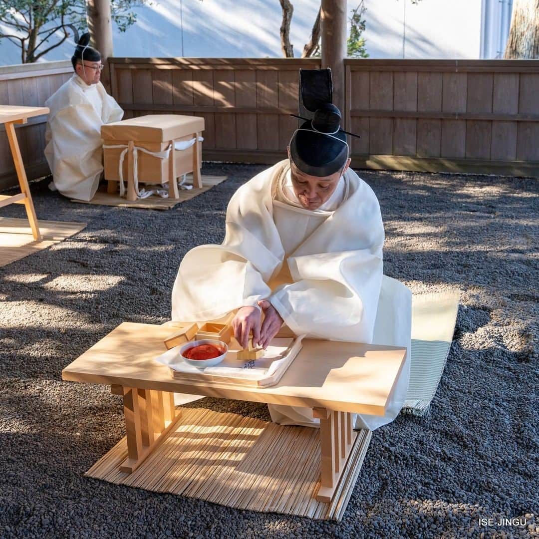 伊勢神宮さんのインスタグラム写真 - (伊勢神宮Instagram)「#伊勢神宮 #神宮 #神社 #心のふるさと #大麻暦奉製始祭 #神宮大麻 #神宮暦 #御神札 #神棚 #神璽 #押印 #ISEJINGU #JINGU #SOUL_of_JAPAN #japan #jinja #shinto #jingutaima #ofuda」1月9日 11時00分 - isejingu.official