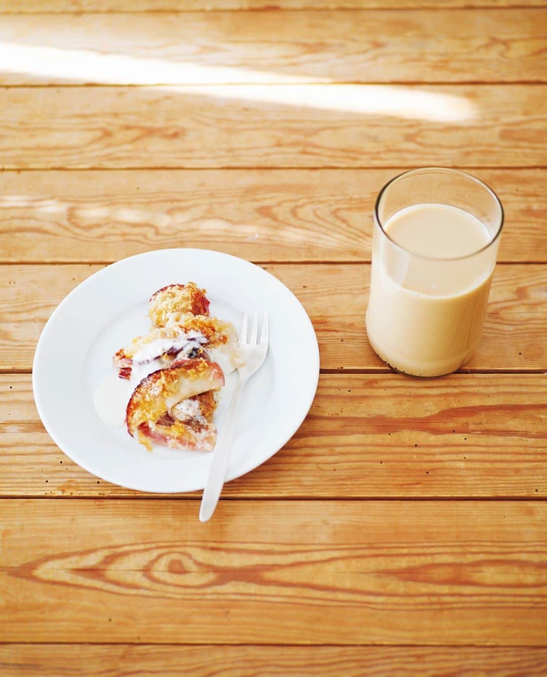 &Premium [&Premium] magazine.さんのインスタグラム写真 - (&Premium [&Premium] magazine.Instagram)「コーヒーとスパイスは相性がいいという、長尾智子さん（@vege_mania）。 「リンゴとバナナのオーブン焼き」には、シナモンを効かせた「シナモンミルクコーヒー」を。最新号「おいしいコーヒーライフ」発売中です。（→p.48） photo : @mie_morimoto_ #andpremium #アンドプレミアム #おいしいコーヒーライフ #lifewithgoodcoffee #coffee #cafe #珈琲 #長尾智子 #シナモンコーヒー #ミルクコーヒー #シナモンミルクコーヒー #手作りおやつ #お菓子レシピ」1月9日 11時00分 - and_premium