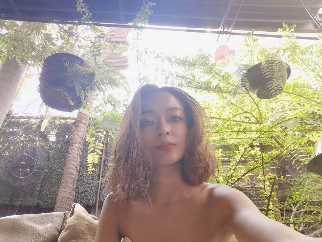 脇田恵子のインスタグラム：「いきなり振り返り2020  2020.2.21 #脇田のｔｈａｉメモ #casalapin #ｔｈａｉ #caffe #chill #dogcafe  🐶連れOKなおしゃれカフェ。 エンポリアムの裏にあるローラースケートリンクの近く。 立地は🧸🎉はなまる。  タイはテラス席のあるカフェが多いので、わんこOKのお店も多くて素敵な国でした🤤。  動物病院も超でかい1○階だてが結構あったり、病院がやっている動物保険も充実してたりするのねー。」
