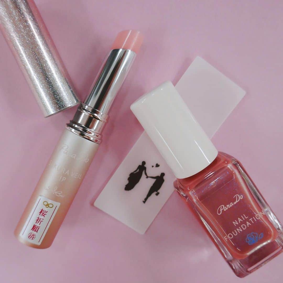 のインスタグラム：「＼パラドゥから幸運UPの“桜お守りリップ”と“モテネイル”が限定で登場✨／﻿ ﻿ ◆画像1枚目左﻿ 「パラドゥ サクラヴェールリップ PK04（しあわせきらめく桜色） ￥700（税抜／限定）」﻿ 人気の“桜お守りリップ”に、限定色の「しあわせきらめく桜色」が登場！﻿ 桜の花びらのようなほんのり淡いピンクカラーが、唇にフレッシュさと自然な血色感をプラス。唇の水分に反応してほんのり色づく仕様になっているので、そのときどきによって様々なピンクカラーを楽しめます♪さらに、マスクの色移りの原因のひとつでもある顔料を抑えた処方で、マスクに色移りしにくいのも嬉しいポイントです🙌🏻﻿ そして、注目なのが、今回限定で発売される“桜お守りリップ”すべてに、縁結びのご利益があることでも有名な「真言宗御室派総本山 仁和寺」にて🌸桜祈願※🌸を実施‼️お守りリップとしてポーチに忍ばせたり、勝負事やここぞという日に使ったりして、ぜひ幸せを呼び寄せて…🍀﻿ ﻿ ◆画像1枚目右﻿ 「パラドゥ ネイルファンデーション PK03（ブライダルピンク）7.5ml ￥500（税抜／限定）﻿ 今回、限定で発売される“モテネイル”は、花嫁の幸せの祈りが込められているブライダルピンクカラー💗﻿ ロマンティックな赤みのあるピンクカラーで、花嫁に幸運をもたらす青にちなんだサムシングブルーラメを配合。透明感と血色感を持ち合わせた絶妙な色づきと、ちゅるんとした上品なツヤをもたらし、指先をキレイに見せてくれます♪﻿ 速乾処方で素早く仕上がるほか、衝撃による割れや欠け、水によるふやけを防いでくれるので、塗りたての仕上がりが長持ちするのも◎﻿ ブライダルという幸福なシーンにあわせた特別仕様のパッケージの中には、幸せな二人を映し出したシルエットがIN。また、ボトルに施された青い幸運のモチーフも要Checkです❣️﻿ ﻿ 幸運UPが狙えるアイテムは、大切な友人や家族へのプレゼントにも喜ばれそう✨﻿ ぜひチェックしてみてくださいね👀✨﻿ ﻿ どちらも1月20日より期間限定で発売開始！﻿ ﻿ ※ 「真言宗御室派総本山 仁和寺」にて、ご祈祷を実施（2020年11月27日）﻿ ﻿ #パラドゥ #桜お守りリップ #リップ #お守り #お守りコスメ #祈願 #縁結び #モテネイル #ブライダル #ブライダルネイル #サムシングブルー #花嫁 #ピンク #pink #🌸 #限定コスメ #限定 #コスメレポ #bitekicom #美的」