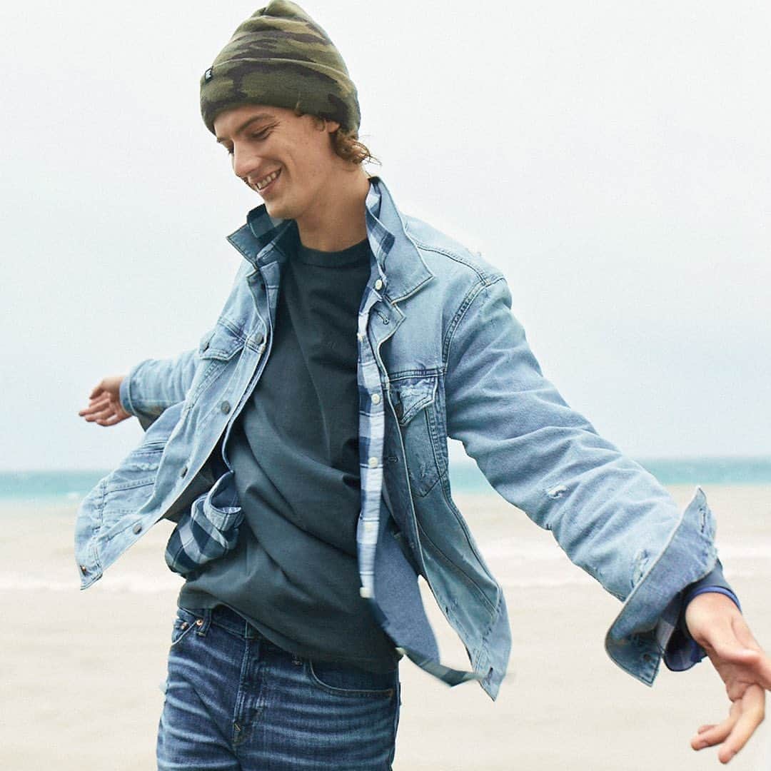 American Eagleのインスタグラム：「That new jeans feeling 🙌 This is your reminder to put that holiday gift card to good use! 😜」