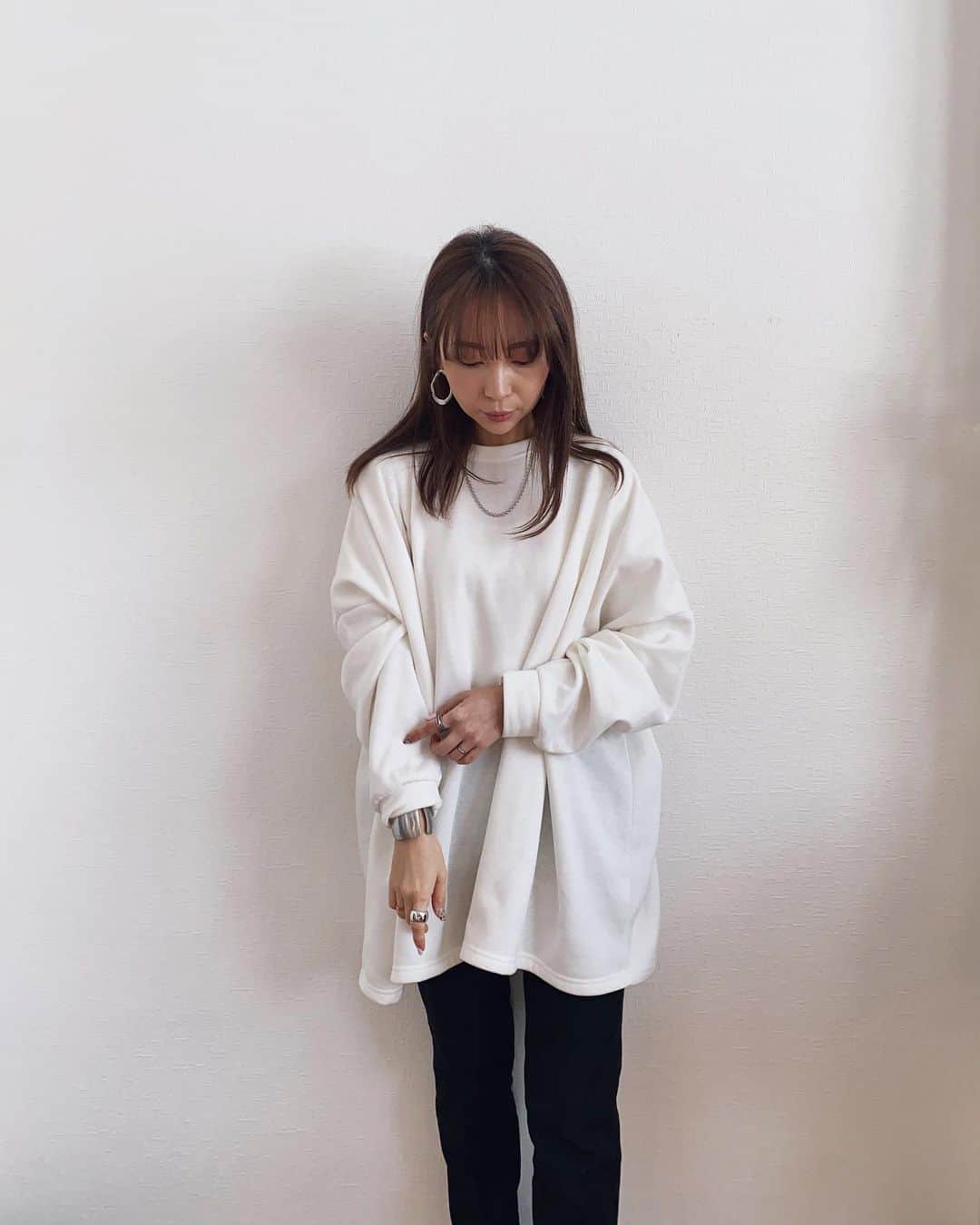 rats1316のインスタグラム：「・ おうちにいる時間が長いので着心地の良いものばかり着ているこの頃。  ゆったりシルエットでシンプルなカットソーは @reca_official の裏起毛ボリューム袖・ゆったり薄手スウェット💁🏻‍♀️ 生地自体は分厚くないけど裏起毛なのでしっかり暖かいし、ダウンの下に着ても着膨れしないのが◎  この時はスラックスと合わせてカッコよさげに、レギンスとスニーカー合わせだとカジュアルにも着れますよん👍🏼  ゆったりシルエットを伝えたく動画載せてみましたが、ぎこちなさ過ぎてつくづく私は動画に向いてない😇 ・ ・ ・ #reca#recaコーデ#ママ#ママコーデ#ママファッション#code #ootd#outfit#mamagirl#北海道ママ#札幌ママ#三児の母#お洒落さんと繋がりたい#プチプラコーデ#今日のコーデ#ママライフ#ロカリ#スナップミー#mineby3mootd#ponte_fashion#きょコ#今日の服#大人カジュアル#主婦#男の子ママ#mamagirl」