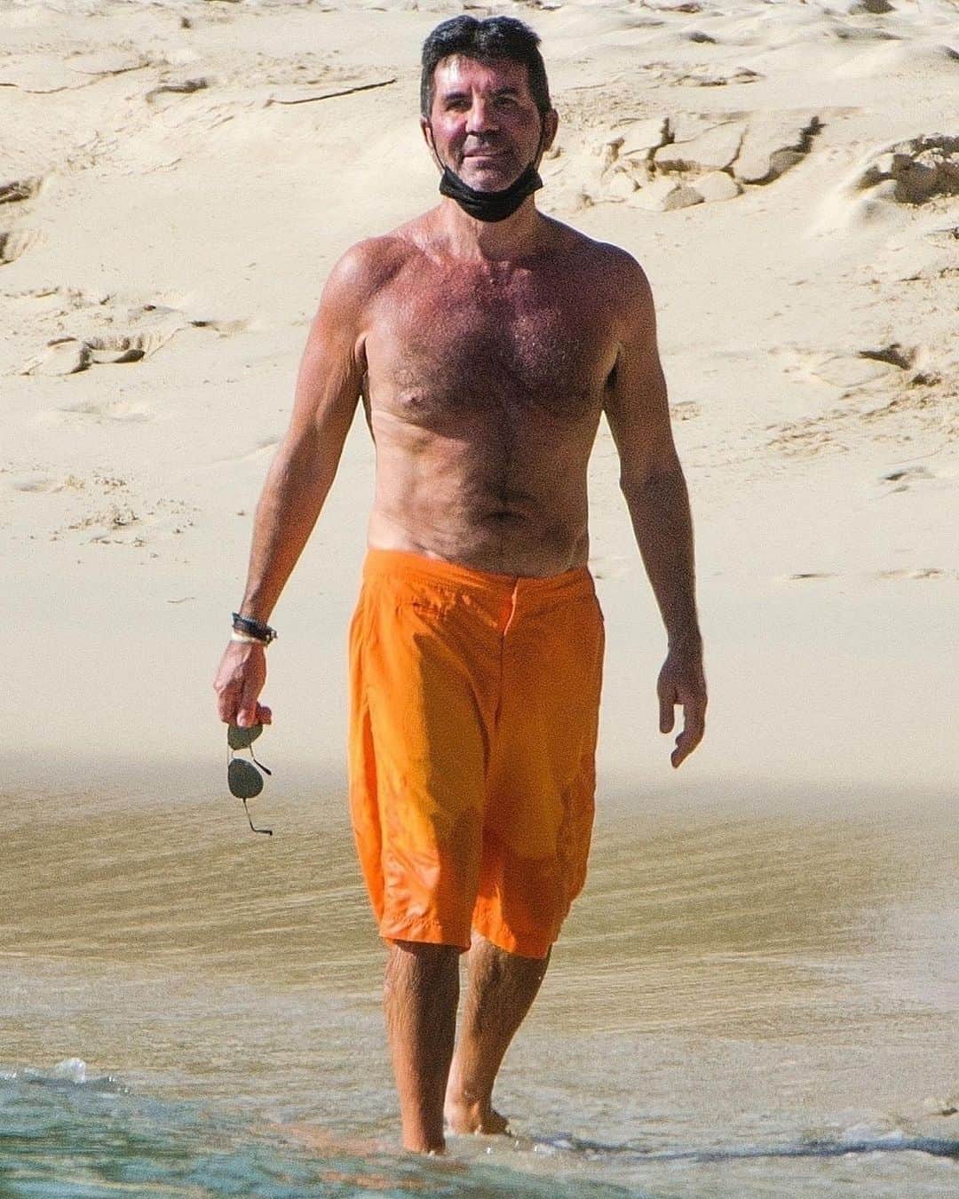 Just Jaredさんのインスタグラム写真 - (Just JaredInstagram)「Simon Cowell was spotted at the beach in Barbados and the scar from his back injury last year was on display. #SimonCowell Photos: Backgrid」1月9日 11時15分 - justjared