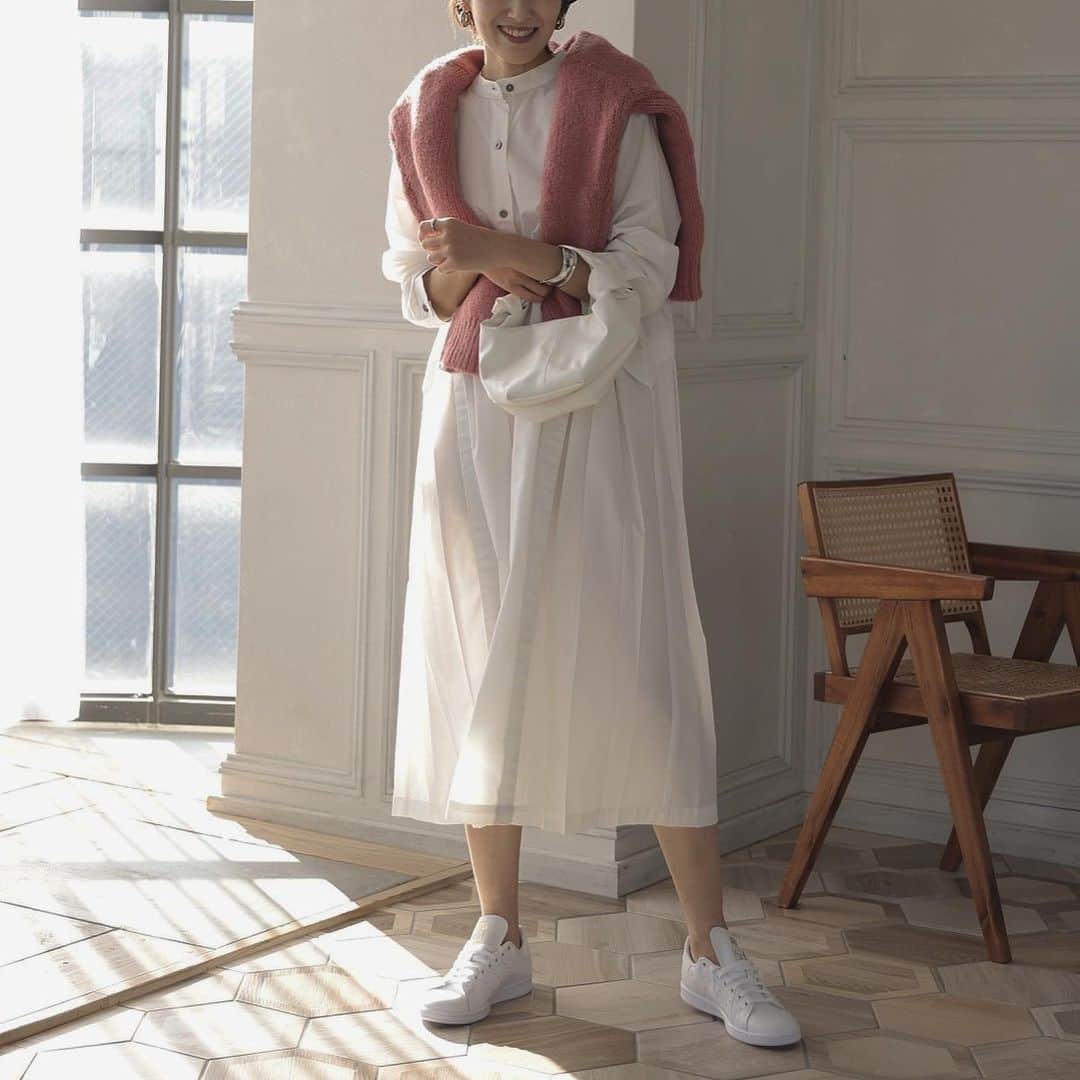 美生のインスタグラム：「#2021﻿ ﻿ ﻿ 遅なりましたが﻿ 新年明けましておめでとうございます🎍﻿ ﻿ 本年もどうぞよろしくお願いいたします🕊﻿ ﻿ ﻿ お仕事が始まり﻿ 娘達の園もスタート✨﻿ ﻿ ﻿ @donobanweb のファッションを通じて﻿ 少しでも明るい気持ちになれたら﻿ 幸いです♡﻿ ﻿ ﻿ ﻿ onepiece : #バックプリーツシャツワンピ﻿ ﻿ ﻿」