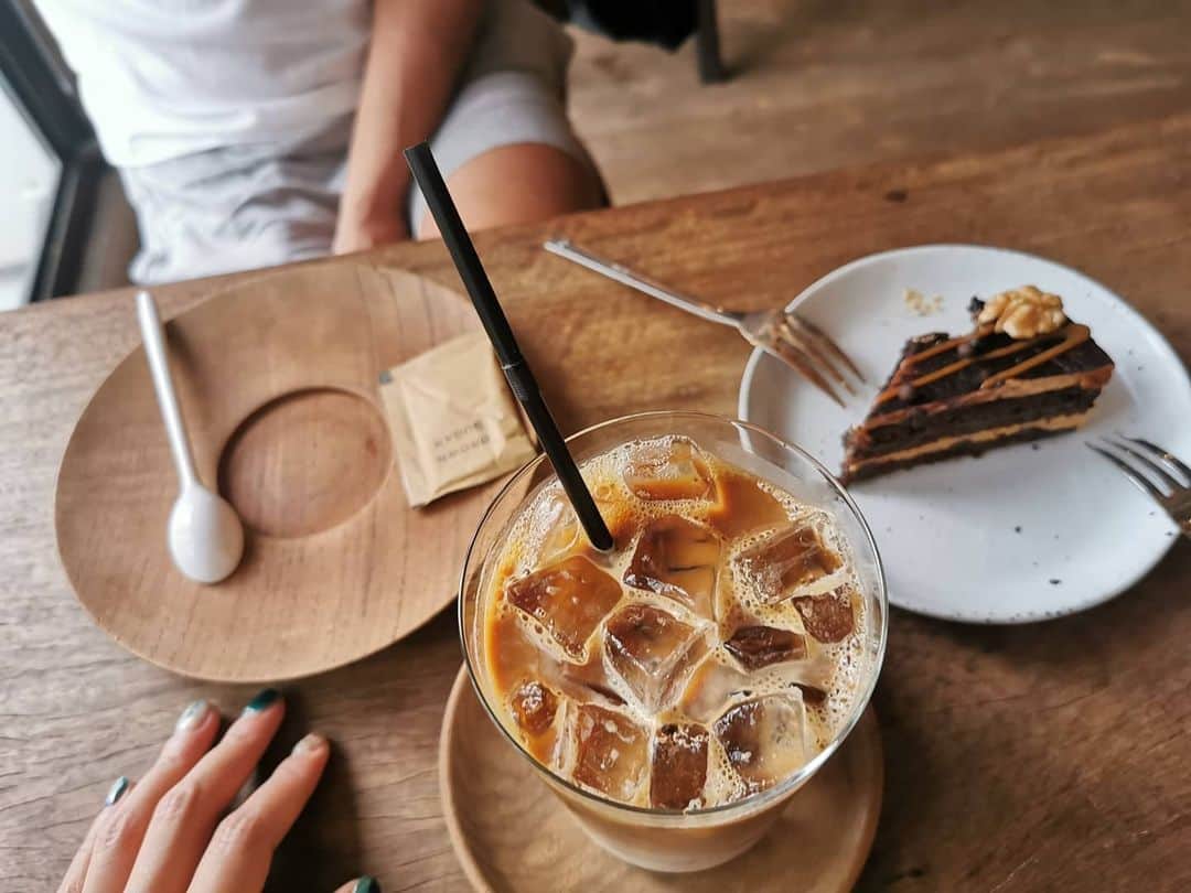 脇田恵子のインスタグラム：「Napasorn flower shop🌼 #脇田のｔｈａｉメモ ケーキもコーヒーも🤤🎉🦋超美味しい 店内はドライフラワーでデコレーションしてあって激おしゃれ。  パクローン花市場にあるおしゃれカフェ。 #ｔｈａｉ #thaiflowermarket  #パクローン花市場 #interiordecor #dryflower #caffe」