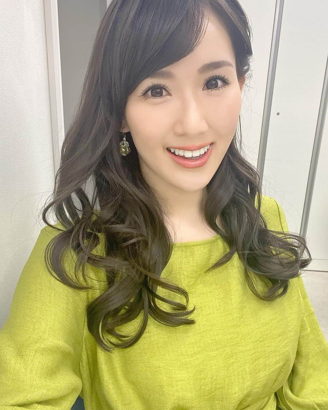谷中麻里衣のインスタグラム：「I’ve been having a great hair day for 10 consecutive days thanks to my hairstylist 🥰 Masks only came off when we took that picture!  トリートメントしていただいたら、10日たって巻いても潤いが持続してて感動✨ プラチナやら人の幹細胞やら、すごそうな成分だらけでした😮 独自配合の説明を伺ったのに色々入りすぎてて忘れちゃった！笑  @minecolla_yu さん、つやさらにしてくださってありがとうございます💕 トリートメントやシャンプー中もマスクしてたら、耳の後ろが濡れちゃったかもだからって新しいマスクまでくださったの😊  #トリートメント#髪質改善#人幹細胞#プラチナ#ミネコラ#ミネコラトリートメント」
