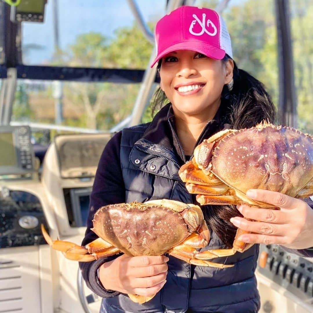 Filthy Anglers™のインスタグラム：「It’s Filthy Female Friday my friends. I think this is a first, never have I ever posted a crab photo. Right? Our friend @stacygoesoutside showing off a different side of the fishing industry, crabbing! How many folks fish for other things, oysters, lobster, crabs, shrimp etc?  It’s an entirely different game, not sure I could do it.  Congrats Stacy you are Certified Filthy - www.filthyanglers.com #fishing #filthyanglers #bassfishing #teamfilthy #outdoors #fishing #fishing #bassfishing #nature #anglerapproved #filthyfemale #ladyanglers #largemouthbassfishing #mlf #bassmaster #crab #crabfishing」
