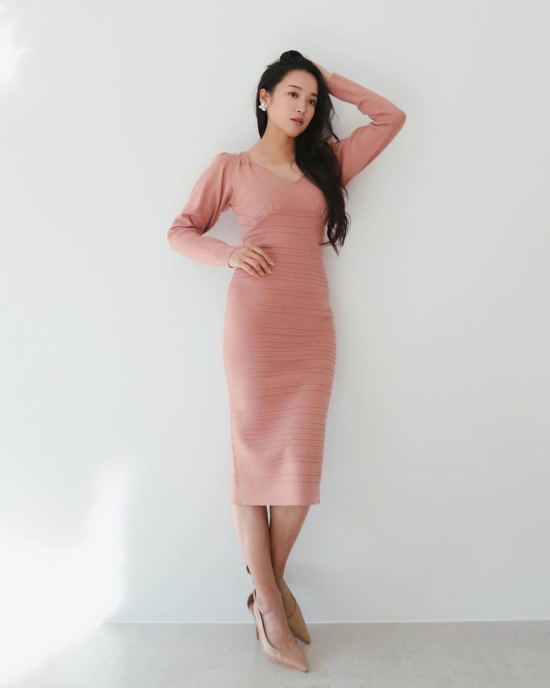 デュラスアンビエントのインスタグラム：「JANUARY NEW ARRIVAL ▫️ 𝗣𝗶𝗻 𝘁𝘂𝗰𝗸 𝘁𝗶𝗴𝗵𝘁 𝗼𝗻𝗲𝗽𝗶𝗲𝗰𝗲 〈Ivory,Pink,Greige,Black〉 バスト下から裾にかけて身体のラインを美しく魅せるタイトシルエットに、ランダムに施した横軸ピンタックで凹凸を出した事でスタイルアップと凝ったデザイン性を高めています。 身体に程よくフィットしながらレーヨン混率の高い、滑らかな肌触りのニットを使用しているので着心地は抜群。  着心地も良く、見た目にも仕立ての良さが漂うニットドレスです。 _____________________________________ www.ambient-online.com @ambientofficial @ambient_ariake @ambient_yurakucho @ambient.opa #アンビエント#ambient_official  #coordinate #styling #21SS #chic」
