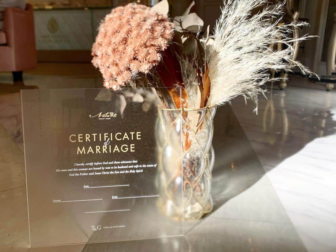 アーカンジェル迎賓館 宇都宮のインスタグラム：「. 【⠀#オリジナル結婚証明書⠀】 . . 「未来へと続く 美しさを」 . そんなコンセプトをもとに ご結婚式当日の色鮮やかな記憶を未来へと繋いでいく NatuReというテーマがあります。 . ただのセレモニーではない あたたかい挙式を迎えていただき この #結婚証明書 を見たときに、 あたたかい結婚式の思い出が蘇ってくる . そんな想いで、結婚証明書をあたらしく致しました . こちらのホワイトハウス専用の結婚証明書は ホワイトハウスのチャペルをイメージした クリスタル仕様となっております . . @arkangel_geihinkan_utsunomiya  @takeandgiveneeds_official  @f.kanai_wedding_tg  . . #シアワセの種をまこう #アーカンジェル迎賓館 #宇都宮 #テイクアンドギヴニーズ #tg花嫁 #結婚式場 #式場探し #プレ花嫁 #卒花嫁 #婚約しました #入籍しました #ウェディングレポ #結婚式準備 #ゼクシィ #marry花嫁  #ハナユメ #2020秋婚  #2021冬婚 #2021春婚  #2021夏婚 #2021秋婚 #weddingphotography  #weddingvideo #justmarried」