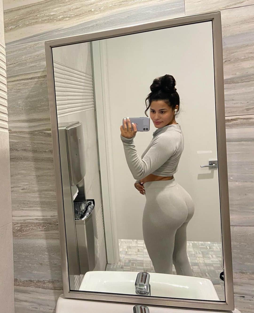 Katya Elise Henryさんのインスタグラム写真 - (Katya Elise HenryInstagram)「Took a nice week off the gym, so here is the 🍑 pump from my first workout of the new year today! A couple of my 2021 goals include: growing more spiritually, learning how to be in full control of my anxiety, keep building my current relationships with my family, my bf + my friends, and *of course* getting thiccccer, duh! I can’t WAIT to start with all the girls who have joined my 2021 THICC challenge- it’s gonna be such a fun time and what better way to kick off this new year?! The challenge begins on January 18th, so don’t wait any longer to secure your spot via link in bio! LETS WORK 💫🍑💪🏽 outfit: @workouts_by_katya」1月9日 11時20分 - katyaelisehenry