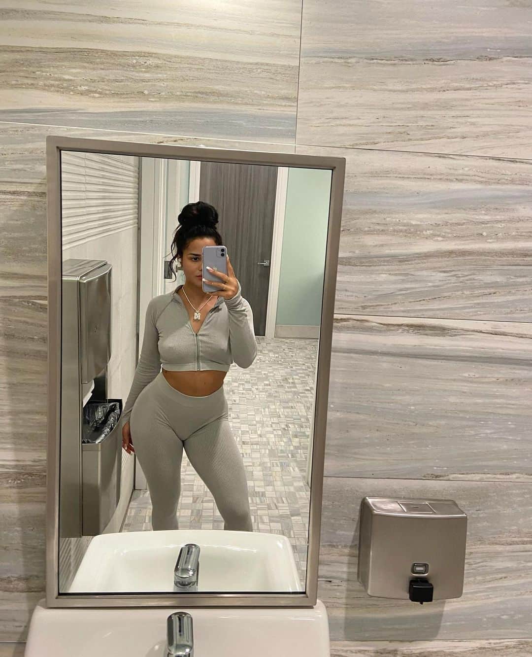 Katya Elise Henryさんのインスタグラム写真 - (Katya Elise HenryInstagram)「Took a nice week off the gym, so here is the 🍑 pump from my first workout of the new year today! A couple of my 2021 goals include: growing more spiritually, learning how to be in full control of my anxiety, keep building my current relationships with my family, my bf + my friends, and *of course* getting thiccccer, duh! I can’t WAIT to start with all the girls who have joined my 2021 THICC challenge- it’s gonna be such a fun time and what better way to kick off this new year?! The challenge begins on January 18th, so don’t wait any longer to secure your spot via link in bio! LETS WORK 💫🍑💪🏽 outfit: @workouts_by_katya」1月9日 11時20分 - katyaelisehenry