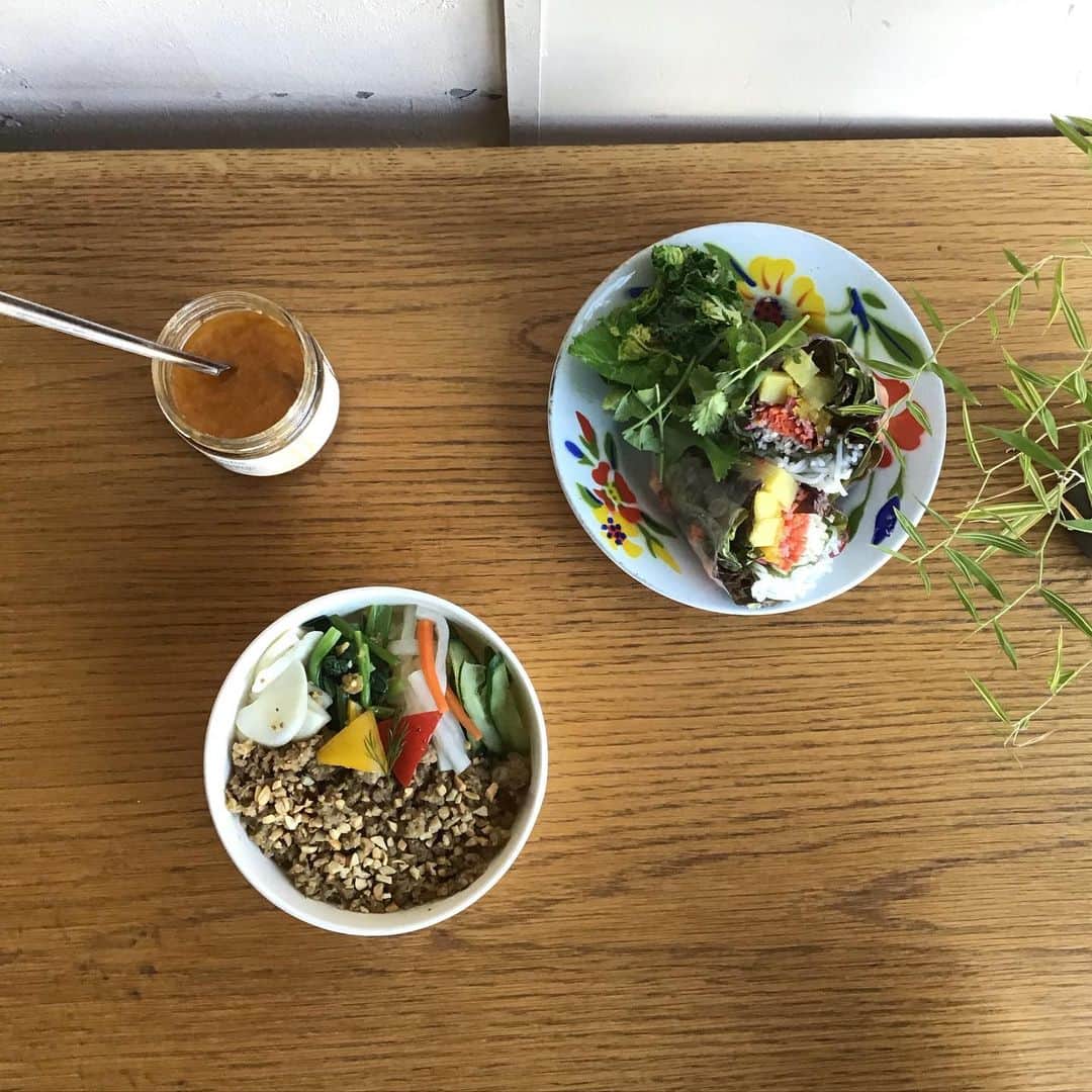 Pho 321 Noodle barのインスタグラム：「pho321のパワーフードこと　com(コム)のお惣菜をご紹介致します💪  ⚫︎ネギのソテー　オリジナルレモングラス辣油和え(new!)  ⚫︎カブのマスタードマリネ ⚫︎胡瓜ディル ⚫︎紅白なます  岐阜ファームレガーロ　伊藤さんの畑から届いた　冬野菜の美味しさ　みずみずしさを皆さまに召し上がっていただきたいです。  生春巻きは　蒸籠でゆっくりと火を入れたイエロービートルート、金時人参、あやめ雪カブ&赤カブをキュッと巻き上げました。  お持ち帰りは、お電話でご予約いただいて　御来店時間に合わせてお作り致します。 ご予約いただいてからのお引き渡しは、店内でのご滞在時間も短くなるので、安全性も高くおすすめです。 ☎︎03-6432-9586  本日も11:30am opening 7:30pm last call 8pm closing、chompy&uber eatsふたつのデリバリーサービスも稼働致します🚵‍♀️  御来店時の検温チェックも開始し、お仕事の外出先で、お家で、リモートワークで、全てのお客さまに安全にお食事をご提供出来るよう、努めてゆきます。  ご注文お待ちしております。  today’s opening 📻talbez/caetano veloso &tom veloso  （2020)  #com #lemonglass #yellowbeetroot #togo #MPB #ubereats #chompy  #デリバリー #deliveryfood」
