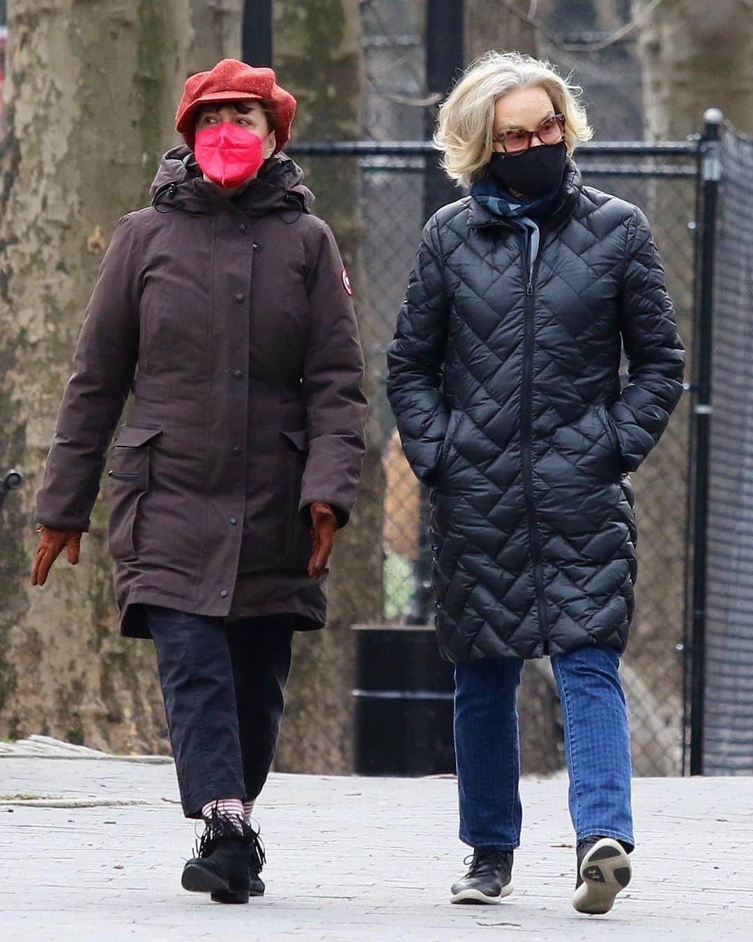 Just Jaredさんのインスタグラム写真 - (Just JaredInstagram)「Friends Susan Sarandon and Jessica Lange were spotted on a walk around New York City together on Friday afternoon. They also stopped to help out a homeless man by giving him some money.  #SusanSarandon #JessicaLange Photos: Backgrid」1月9日 11時26分 - justjared