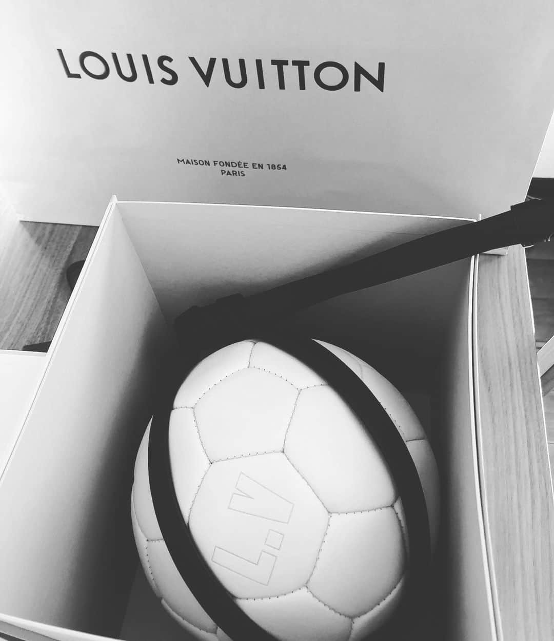 栗原勇蔵のインスタグラム：「りょうじくんありがとう❕ タグ付け禁止令 これで練習してサッカー上手くなろ⚽️  #louisvuitton」