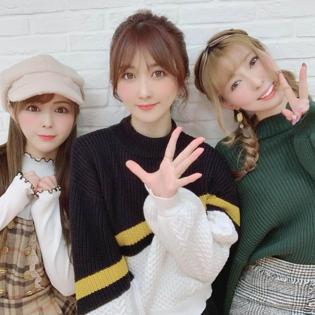 大槻ひびきさんのインスタグラム写真 - (大槻ひびきInstagram)「新年最初の生配信⭐️ るーちゃんとぽんちゃんが 遊びにきてくれたよ🥳  #ニコ生 #生配信 #あけましておめでとう #2021」1月9日 11時30分 - yanhibi0221