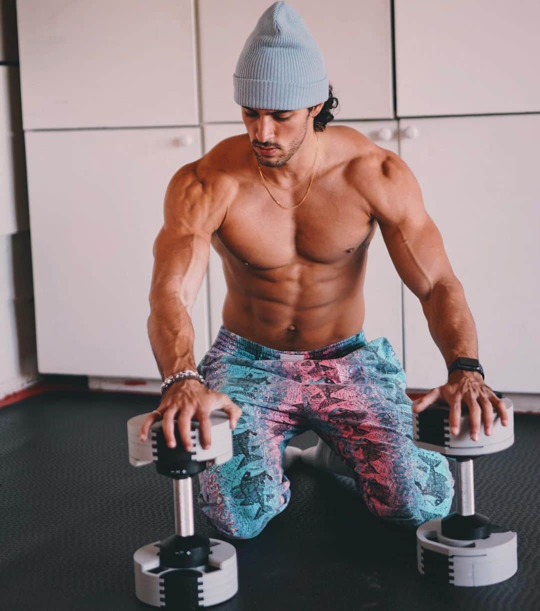 Steven Kellyのインスタグラム：「My 90’s joggers meet my modern day adjustable dumbbells by @_smrtft / quite the duo for these home workouts 💯」