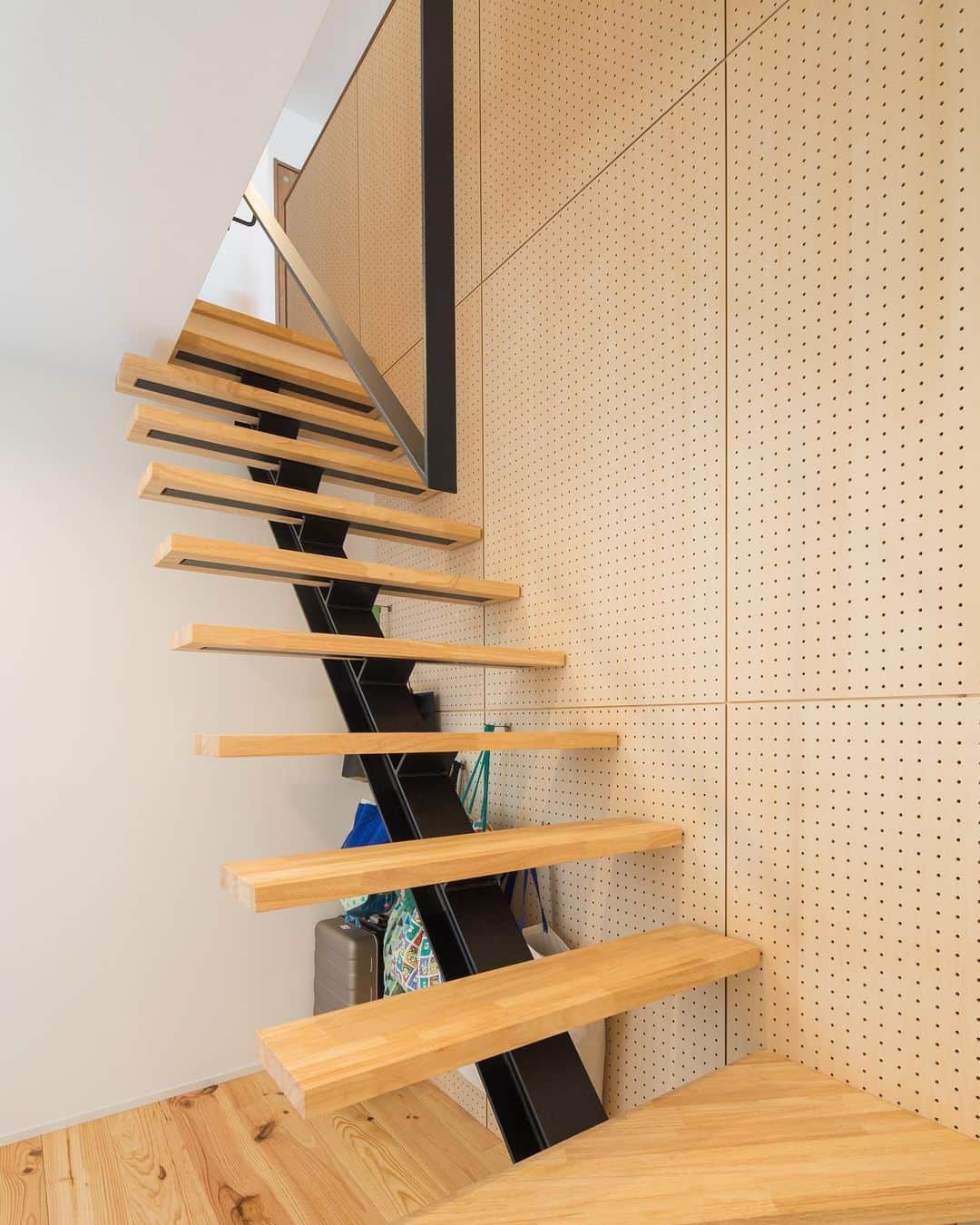 ルポハウス一級建築士事務所さんのインスタグラム写真 - (ルポハウス一級建築士事務所Instagram)「・ ・ ・ 大胆なフォルムの階段！ ・ 壁の有孔ボードに専用フックをかければ、いろいろなディスプレイが楽しめます。 ・ いつも使うものをかけておくと、余裕を持ってお出かけできそうです。 ・ ・ ・ ルポハウスの施工事例をもっと見てみたい方は こちらまで☞ @reposhouse ・ #ルポハウス は#ちょっとかっこいい家 を"友人のために"という思いでつくっています。 ・ 一生に一度の#マイホーム。 「あなたにしかできない」×「ルポハウスだからできる」で、私たちだけの#家づくり を思いっきり楽しんでみませんか？！ ・ ・ ・ #家 #インテリア #住宅 #注文住宅  #ライフスタイル  #新築一戸建て #住まい #シンプルな暮らし #デザイナーズ住宅 #一級建築士事務所 #設計事務所 #myhome #house #instahouse #room #design #滋賀 #大津 #草津 #栗東#階段 #階段インテリア #有孔ボード #有孔ボードディスプレイ」1月9日 11時31分 - reposhouse