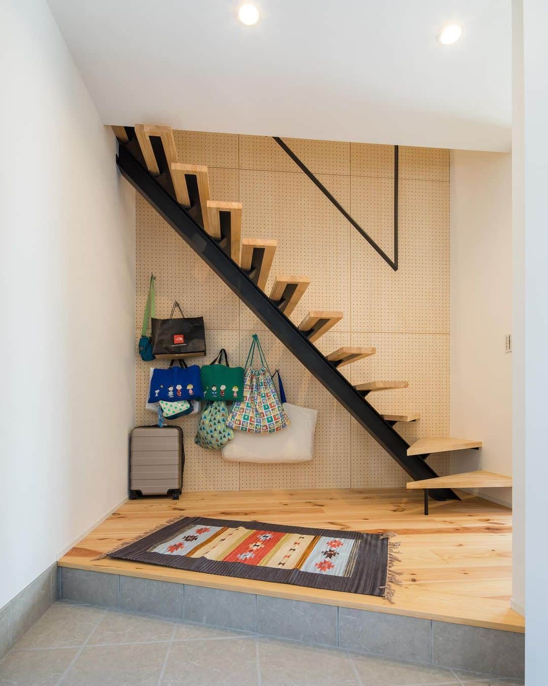 ルポハウス一級建築士事務所さんのインスタグラム写真 - (ルポハウス一級建築士事務所Instagram)「・ ・ ・ 大胆なフォルムの階段！ ・ 壁の有孔ボードに専用フックをかければ、いろいろなディスプレイが楽しめます。 ・ いつも使うものをかけておくと、余裕を持ってお出かけできそうです。 ・ ・ ・ ルポハウスの施工事例をもっと見てみたい方は こちらまで☞ @reposhouse ・ #ルポハウス は#ちょっとかっこいい家 を"友人のために"という思いでつくっています。 ・ 一生に一度の#マイホーム。 「あなたにしかできない」×「ルポハウスだからできる」で、私たちだけの#家づくり を思いっきり楽しんでみませんか？！ ・ ・ ・ #家 #インテリア #住宅 #注文住宅  #ライフスタイル  #新築一戸建て #住まい #シンプルな暮らし #デザイナーズ住宅 #一級建築士事務所 #設計事務所 #myhome #house #instahouse #room #design #滋賀 #大津 #草津 #栗東#階段 #階段インテリア #有孔ボード #有孔ボードディスプレイ」1月9日 11時31分 - reposhouse