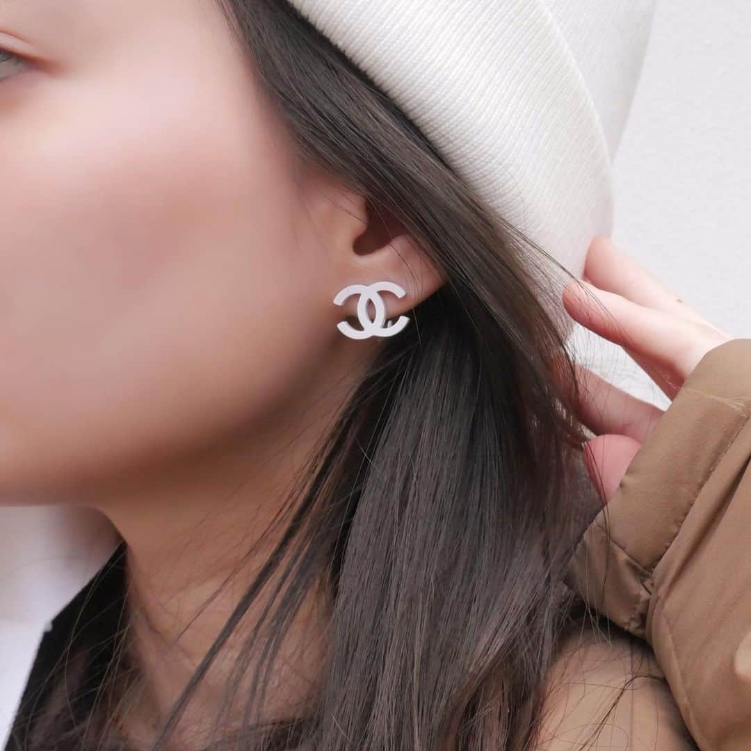 Vintage Brand Boutique AMOREさんのインスタグラム写真 - (Vintage Brand Boutique AMOREInstagram)「Chanel CC Logo Clip-On Earrings from Cruise 2004  Available Online For Purchase🛒 Search Code: AO32387  ✈️Worldwide Free Shipping 📩DM for more info and pricing  ➡️info@amorevintagetokyo.com  #vintagechanel #chanelearrings #chanelaccesories #chaneladdict #amorevintage」1月9日 11時32分 - amore_tokyo