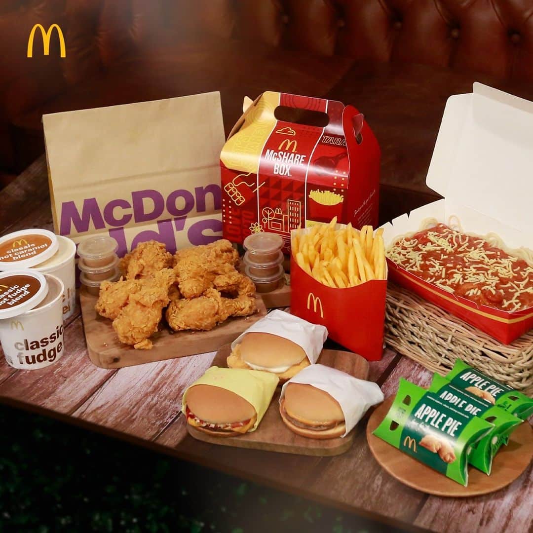 McDonald's Philippinesのインスタグラム：「Make sure na masarap ang new year mo! Start 2021 with our Chicken McDo McShare Box and Snack Burger McShare na may kasama pang NEW McSpaghetti Platter at Sundae Blends*, great for the family.  Order na sa McDonald’s via Drive-Thru, Take Out, or Pick-Up. Pwede ka rin umorder sa McDelivery.  *Sundae Blends are only available in-store and on select stores only.」
