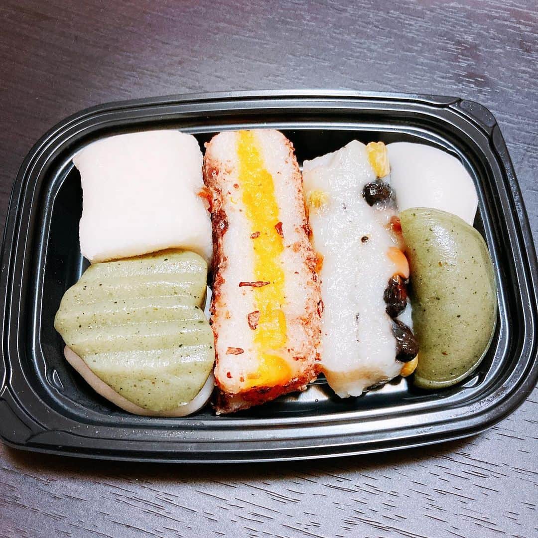 田井弘子さんのインスタグラム写真 - (田井弘子Instagram)「韓国のお餅  #モドム餅  お正月、元旦にお雑煮食べただけでお餅食べて無かったけど、前から気になってた韓国餅の詰め合わせ、買ってみたよ☆  カラフルで、日本の生菓子っぽいけど、甘く無いです。それが、ハマりそう〜 賞味期限は、翌日までだったけど当日じゃないと固くなっちゃいました。 その日が美味しい！」1月9日 11時41分 - hirokotai