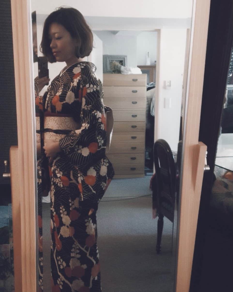 藤田敦子のインスタグラム：「ㅤ 自分着付け史上、一番綺麗にできた日かもしれない。 何年前かなぁ🤔🤔 ㅤ 眠らせている着物、傷んでないかも含めて 引っ張り出してケアしてあげないとなぁ。 祖母の桐箪笥に眠っている着物も早めに引き上げないと、 痴呆が進んできてしまっているみたいで どんどん人にあげてるらしいから😭💦 ㅤ ひとまず自宅の着物からチェックしよ。 着物のクリーニングと保存してくれるおすすめのところ、 もしくはマンションで大きい箪笥なくても 美しく保存できる方法などのお勧めないですかー？👘 ㅤ @kimono_nono コッシーおしえて🥺笑」